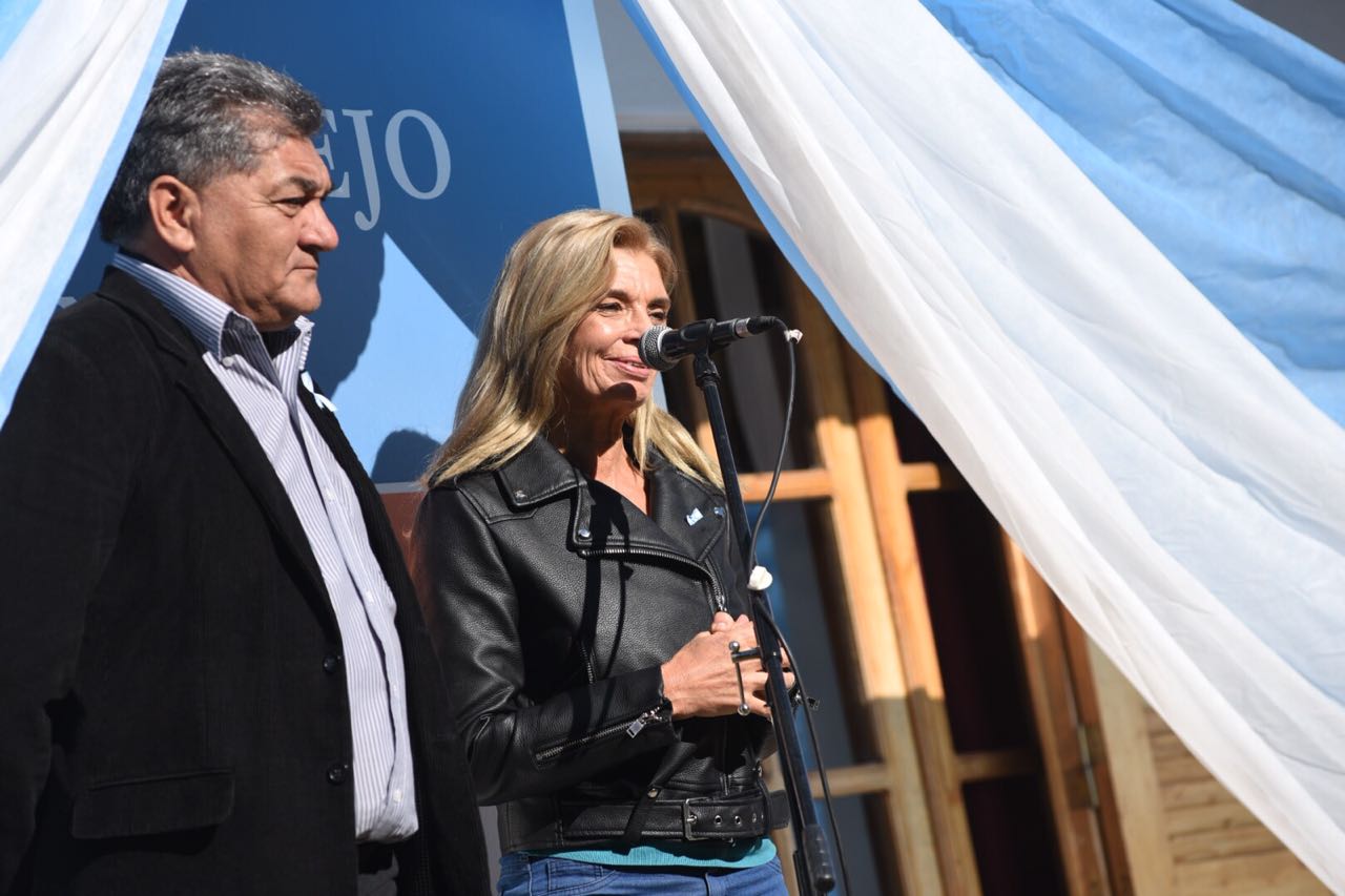Montero habla en firma convenio