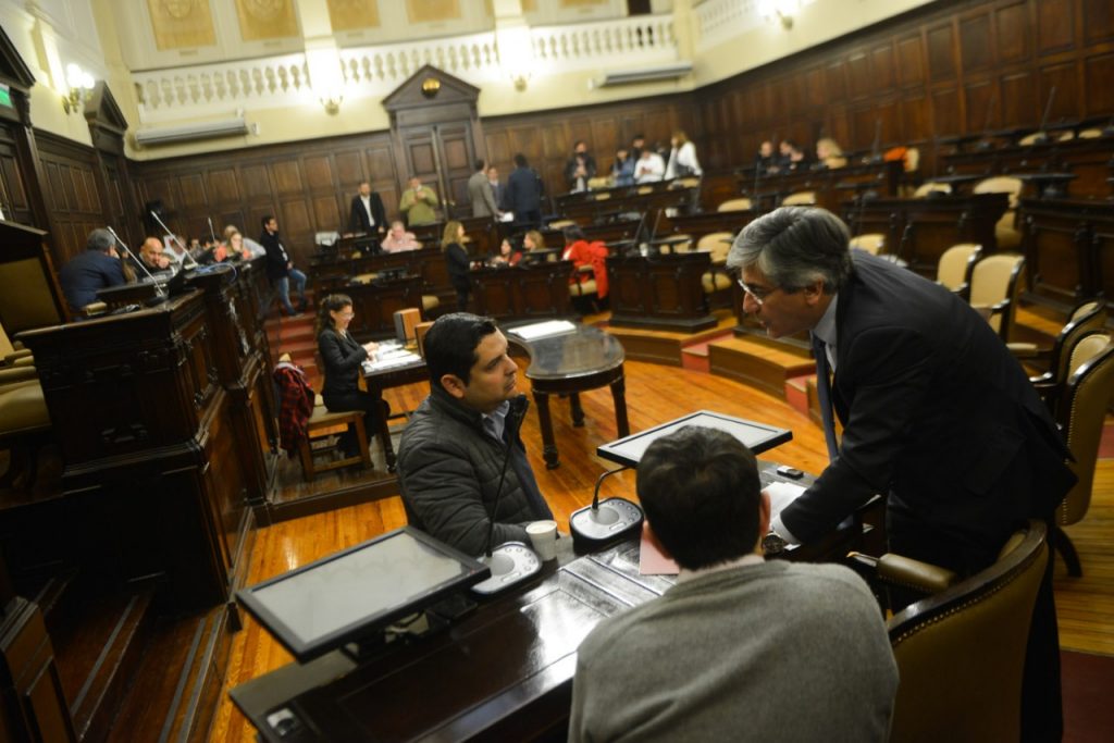 La sesión fue convocada por la oposición