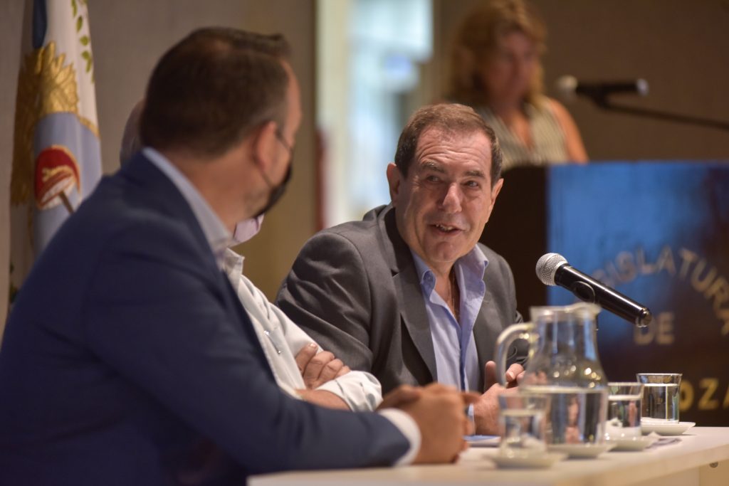 Oscar Pinco, quien conduce y produce el programa de tv “Pasión por el Vino”