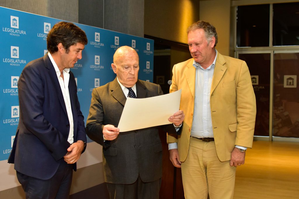Senado reconoció al doctor Carlos Ignacio Massini Correas