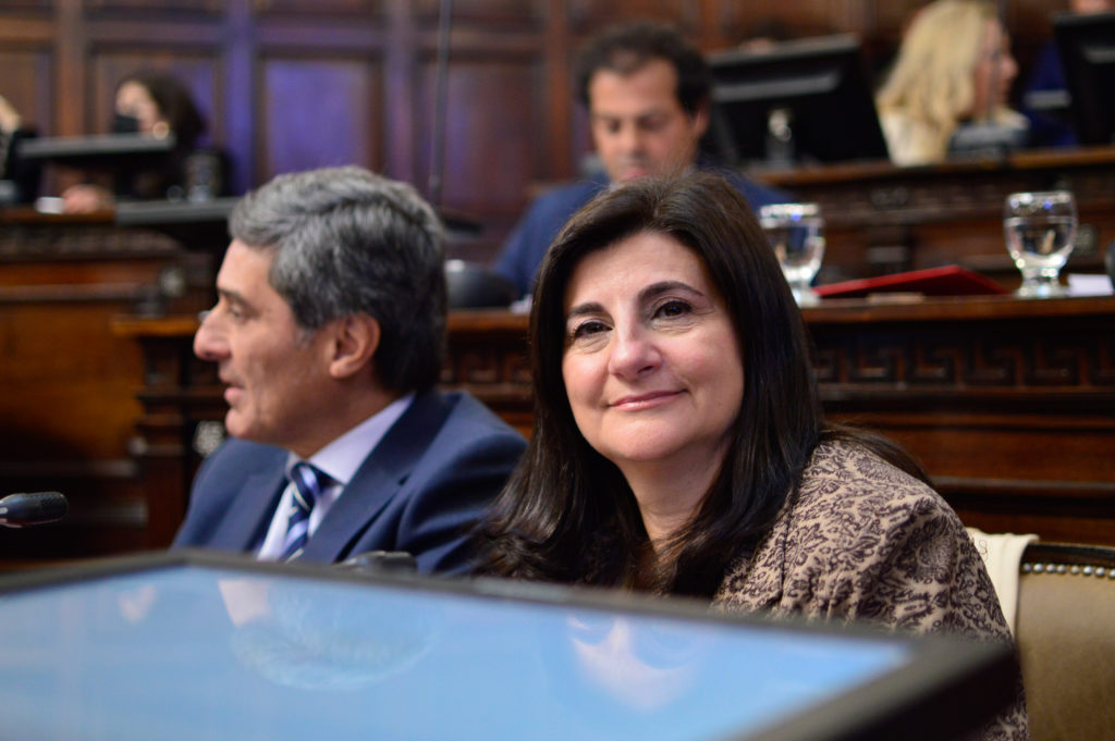 Durante la sesión de este martes, el Senado aprobó una iniciativa de la senadora Gabriela Testa y el legislador Alejandro Diumenjo que busca declarar como bien integrante del Patrimonio Cultural Inmaterial de la Provincia de Mendoza al “Coro de Cámara de la Universidad Nacional de Cuyo” creado en conmemoración al centenario de la muerte del Libertador, General Don José de San Martín, en el año 1950 por el Maestro Julio Perceval. La autora del proyecto destacó que desde su creación, ha sido dirigido por relevantes directores de orquesta del país y también del extranjero. En este orden puso en valor la labor de los directores estables: Prof. Carlos W. Barraquero (1957-1980); Prof. María Munafó de Vallesi (1981-1991) y Lic. Fernando Ballesteros (desde 1998) en la dirección artística. "Su primer director fue Julio Perceval, un destacado músico de origen Belga que se radicó en nuestro país en la década del veinte, nacido en Bruselas el 17 de julio de 1903 realizó sus estudios musicales en el Conservatorio Real de su ciudad natal. En 1926 arribó a Buenos Aires contratado como organista por una empresa cinematográfica y se integró plenamente al ambiente musical argentino", indicó. De acuerdo a lo expresado por Testa, bajo el lema “Nosotros somos la Universidad” este espacio se ha afianzado desde 1998, con una actividad artística comunicacional, dando un servicio permanente institucional con una fuerte proyección de inclusión social, cultural y educativa. También añadió que la actividad del Coro suma entre treinta y cuarenta presentaciones anuales, lo que le permite, a este Organismo Artístico, representar a la UNCUYO en múltiples ámbitos con un importante reconocimiento del público y de la crítica especializada. “Desde el inicio del contexto de pandemia y ante la dificultad planteada para el normal desarrollo de la actividad coral, el Coro de Cámara de la Universidad Nacional de Cuyo, realizó un prolífico trabajo que supo adaptarse a la digitalización de sus trabajos corales, comenzando a incorporar herramientas de producción de sonido y visualización para plataformas digitales y redes sociales", resaltó. Es importante destacar que la declaración a que se refiere el artículo 1 de la presente Ley se realiza dentro del marco normativo de la Convención 2003 para la Salvaguardia del Patrimonio Cultural Inmaterial de la Organización de las Naciones Unidas para la Educación, la Ciencia y la Cultura (UNESCO); artículo 75 inciso 22 de la Constitución Nacional; Ley Nacional Nº 26.118; Ley Provincial 6.034, sus modificatorias y Decreto Reglamentario N° 1882/09. "El Patrimonio Cultural de un pueblo comprende las obras de sus artistas, arquitectos, músicos, escritores y sabios, así como las creaciones anónimas, surgidas del alma popular, y el conjunto de valores que dan sentido a la vida, es decir, las obras materiales y no materiales que expresan la creatividad de ese pueblo; la lengua, los ritos, las creencias, los lugares y monumentos históricos, la literatura, las obras de arte y los archivos y bibliotecas" (Definición elaborada por la Conferencia Mundial de la UNESCO sobre el Patrimonio Cultural, celebrada en México en el año 1982). De acuerdo a la propuesta en cuestión, el patrimonio cultural se refiere a todos aquellos elementos y manifestaciones materiales o inmateriales producidas por las distintas comunidades sociales a través del tiempo. Existen diversas clasificaciones de patrimonio cultural, sin embargo, la más general es la que hace referencia a su existencia tangible o intangible.