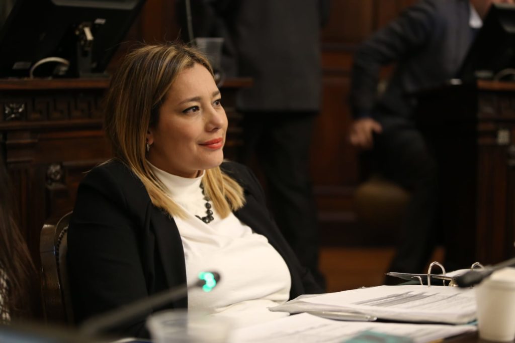 Dicha norma sirve para garantizar recursos económicos para la conservación del recurso hídrico. El pedido se realiza para que el Senado, realice el control de legalidad, sobre los actos de Gobierno que se ejecutan y a ejecutar.  Este martes, en el recinto de la Legislatura, Senadores aprobaron un pedido de la legisladora Adriana Cano para solicitar al Poder Ejecutivo Provincial, informe sobre diversos puntos vinculados con el Fondo de Agua para la conservación del río Mendoza.  Los puntos de la iniciativa son la norma jurídica que da sustento a la entidad Fondo de Agua del Río Mendoza y marco regulatorio del mismo; empresas privadas integrantes de la entidad Fondo de Agua del Río Mendoza; el mecanismo de selección de empresas privadas integrantes de la entidad Fondo de Agua del Río Mendoza; injerencia de los privados en la toma de decisiones en la gestión del recurso hídrico n dicho Fondo y grado de decisión de los aportantes privados en el manejo del recurso hídrico en la gestión referida; entre otros.  Según la información publicada por el portal Prensa Gobierno de Mendoza, en el día  5/5/2022, el Ejecutivo Provincial presentó el Fondo de Agua para la conservación del río Mendoza con la participación del sector privado y la Secretaría de Medio Ambiente y Ordenamiento Territorial, como la Superintendencia General de Irrigación y la empresa Aguas Mendocinas.  Según se publica en dicho portal, el fondo de agua sería una estructura financiera que está construida por fondos públicos y privados, con un puntapié que lo da un grupo promotor son empresas, como Danone y como Quilmes y también por entidades internacionales como es el Banco Interamericano para el Desarrollo (BID).  En la presentación el Gobernador ha firmado convenio para la creación del Fondo del Agua que según se informa servirá para garantizar recursos económicos para la conservación del recurso hídrico.
