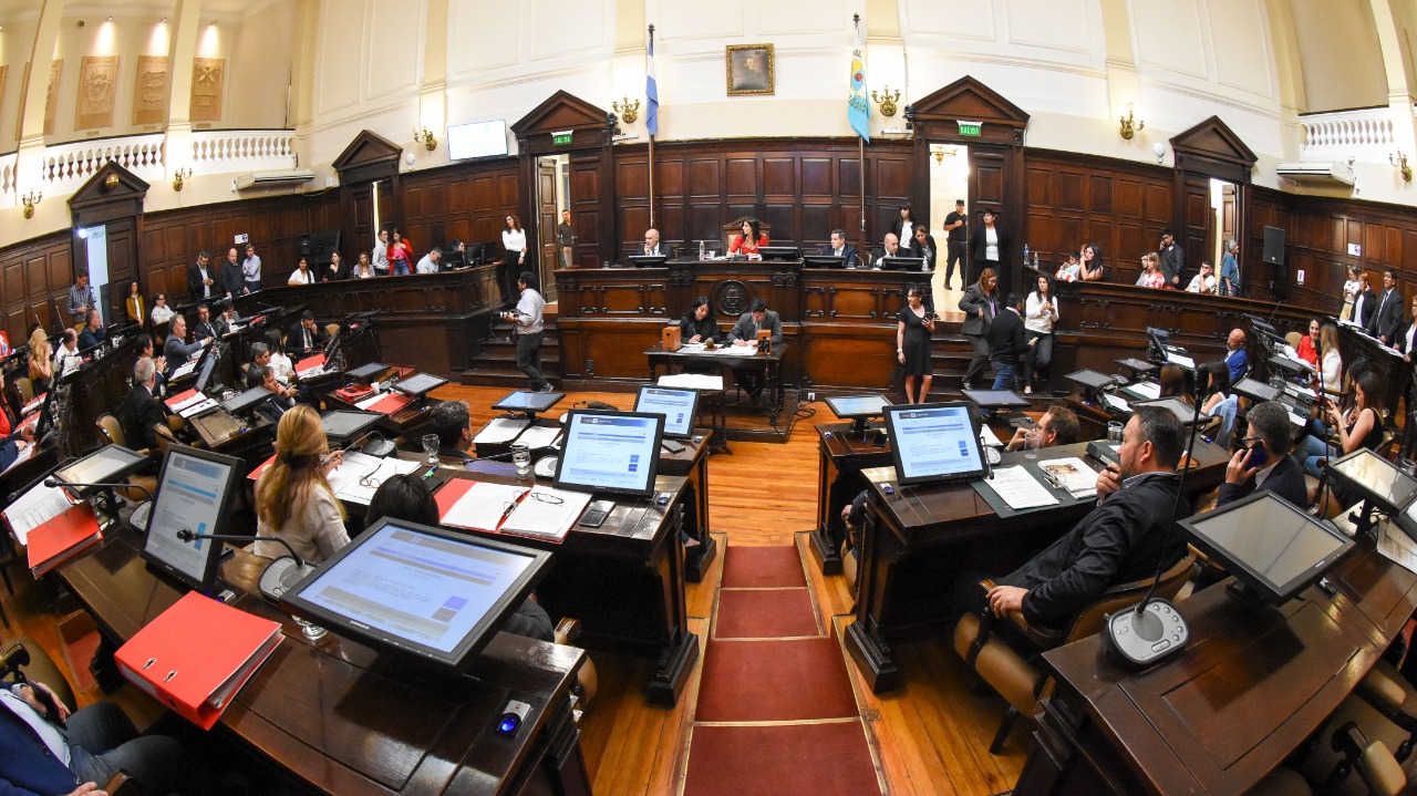 distintos proyectos de declaración, resolución y pedidos de informe