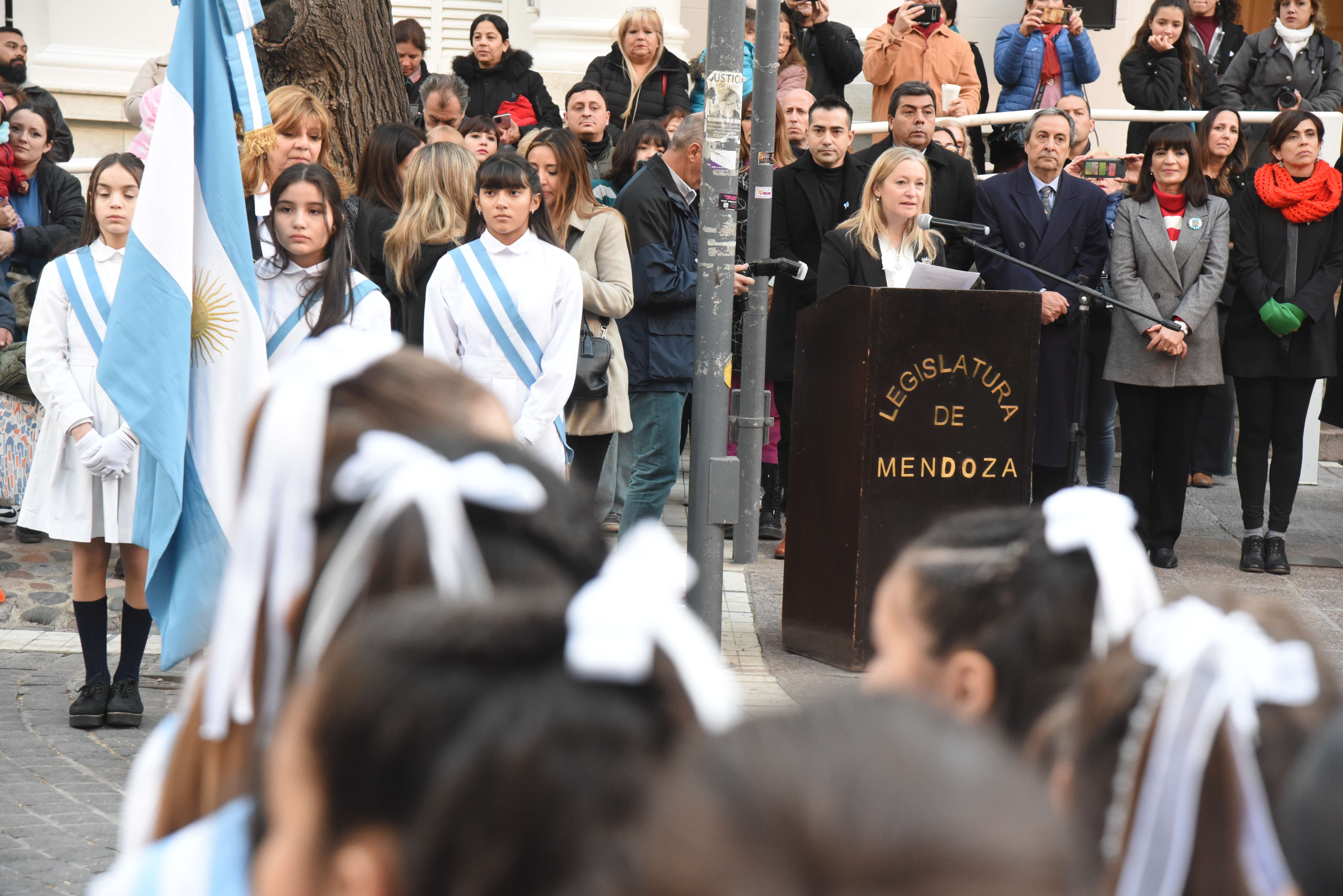 Más de 40 alumnas prometieron lealtad a la Bandera en la Legislatura de Mendoza