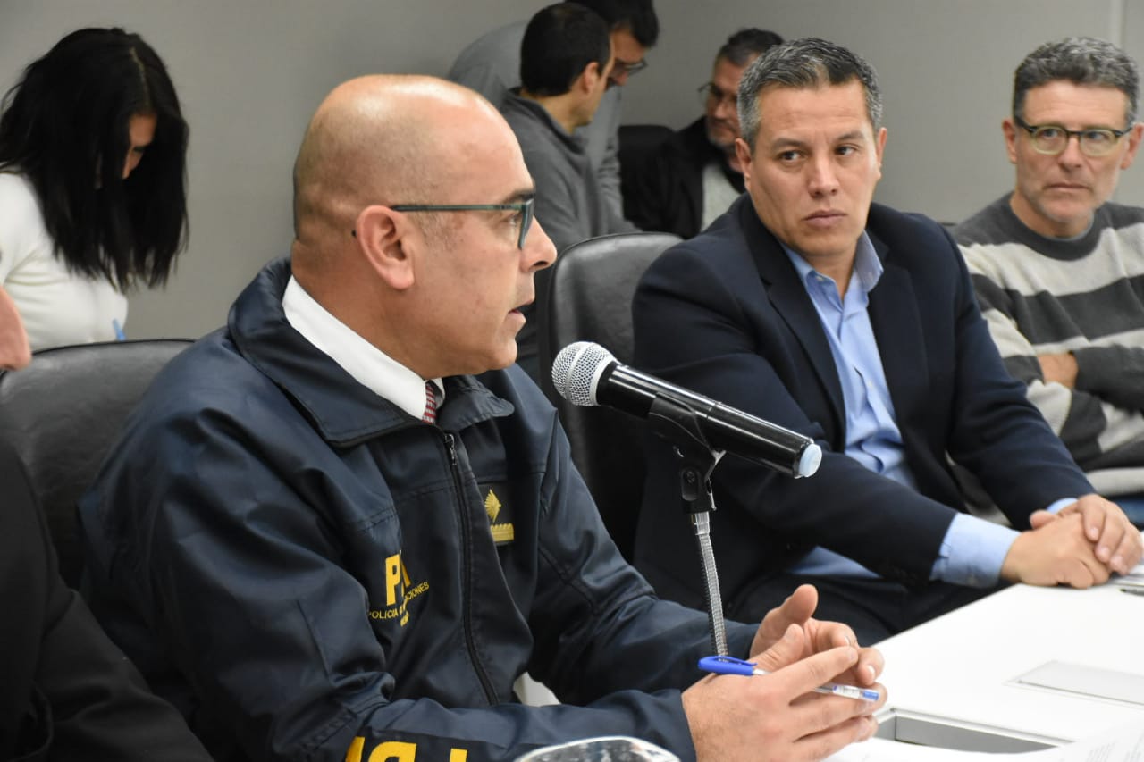 El subsecretario de Justicia, fue recibido por los integrantes de la comisión de Legislación y Asuntos Constitucionales del Senado, en el marco del tratamiento del paquete de leyes de Seguridad que remitió el Poder Ejecutivo. Integrantes de la Comisión de Legislación y Asuntos Constitucionales del Senado, recibieron al subsecretario de Justicia, Marcelo D´Agostino, quien presentó los detalles de dos proyectos de ley que forman parte del paquete de Leyes de Seguridad enviado por el Poder Ejecutivo. Estas propuestas buscan expandir la aplicación de los juicios por jurado y establecer un sistema de control para la compra y venta de bienes muebles usados, con el objetivo de mejorar la transparencia y la seguridad en la provincia. La primera iniciativa que fue tratada en Comisiones y explicada por el funcionario de la cartera de Seguridad, propone la ampliación de los juicios por jurado en Mendoza. Este proyecto es una de las once leyes de seguridad remitidas a la Cámara de Diputados por el Poder Ejecutivo. La modificación a la Ley Nº 9106 busca extender la competencia material del juicio por jurados, incluyendo delitos como el homicidio simple y el robo agravado por lesiones graves y gravísimas, regulados en los Artículos 79 y 166 inciso 1° del Código Penal de la Nación, respectivamente. En este orden, D´Agostino, ofreció una extensa explicación sobre la implementación y evolución del sistema de juicios por jurado en la provincia de Mendoza. Destacó que este sistema ha sido una política pública exitosa, posicionando a Mendoza como una de las provincias pioneras en su aplicación. Asimismo explicó que la modalidad de juicios ha permitido una mayor participación ciudadana en el sistema judicial y ha mejorado la eficiencia en la administración de justicia. También habló en cuanto al proceso de implementación, que ha sido gradual y sistemático, comenzando con delitos graves como homicidios agravados y abuso sexual seguido de muerte, y extendiéndose ahora a homicidios simples y robos agravados con lesiones graves. El Subsecretario detalló las complejidades logísticas y organizativas del sistema, que incluyen la selección y capacitación de jurados, y destacó la importancia de coordinar estrechamente con el Poder Judicial para evitar colapsos en el sistema. También señaló que la incorporación de la audiencia de descubrimiento y la posibilidad de apelar decisiones preliminares del juez técnico, son innovaciones clave que mejoran el proceso y aseguran una mayor transparencia y eficiencia. Posteriormente, los legisladores pudieron realizar consultas sobre la iniciativa analizada, aprovechando la visita del funcionario. En este orden el senador Germán Vicchi, de la Unión Mendocina, planteó dudas sobre la necesidad de seguir avanzando en la implementación de los juicios por jurado y preguntó sobre el costo asociado a estos procesos. En respuesta, D´Agostino destacó que el principal beneficio del sistema es la incorporación de la ciudadanía en la toma de decisiones judiciales, algo que considera fundamental para una democracia participativa. Además, argumentó que los costos de implementación son manejables y que el sistema no ha generado escándalos mediáticos, lo cual es un indicativo de su buen funcionamiento. La senadora Natacha Eisenchlas, preocupada por la eficiencia del sistema, consultó sobre la respuesta de los ciudadanos al ser convocados como jurados y sobre si la implementación ha afectado los tiempos de los procesos judiciales. Ante este interrogante, el funcionario respondió que, aunque algunos ciudadanos no pasan el proceso de selección, la participación es generalmente positiva. Además, aseguró que los juicios por jurado tienden a ser más rápidos que los juicios técnicos, ya que las audiencias deben ser continuas y no se pueden suspender, lo que reduce significativamente los tiempos. Luego, el senador Gerardo Vaquer, solicitó aclaraciones sobre la diferencia entre el juez técnico y el juez de garantías en el proceso judicial. D´Agostino explicó que el juez técnico es el responsable de las decisiones jurídicas durante el juicio por jurado, mientras que el juez de garantías interviene en la etapa de investigación penal preparatoria. Esta diferenciación es crucial para entender cómo se estructura el proceso judicial en Mendoza. En tanto que el senador Dugar Chappel del Partido Verde, preguntó sobre los resultados de los juicios por jurado en instancias superiores. El subsecretario informó que de los 45 juicios realizados, 66 personas fueron declaradas culpables y todas las decisiones del jurado fueron avaladas por la Suprema Corte de Justicia. El último interrogante fue planteado por la senadora Adriana Cano del bloque justicialista, quien expresó su apoyo al sistema y preguntó sobre la posibilidad de incluir delitos de violencia de género y delitos sexuales. Ante este aporte, D´Agostino reconoció la importancia de estos delitos, pero subrayó que una expansión inmediata podría colapsar el sistema debido al alto número de casos de abuso sexual. Desde su sanción en 2018, el juicio por jurado ha sido un éxito, lo que ha motivado al gobierno provincial a continuar su expansión. El objetivo es incorporar progresivamente más delitos a este sistema, manteniendo siempre un criterio de prudencia y gradualismo para no afectar la justicia penal. Además, se introducirá el procedimiento de descubrimiento y admisión de evidencias, conocido como "discovery", uno de los avances más importantes en el juicio por jurados. La Ley de jurados de Mendoza ha incorporado un hito en el derecho probatorio argentino: el estándar probatorio de "más allá de toda duda razonable", que es fundamental para el principio constitucional de inocencia. Para facilitar la labor de jueces y abogados, el proyecto regulará criterios objetivos para determinar la admisibilidad y confiabilidad de las pruebas, operando en las audiencias de descubrimiento previas al juicio por jurados. También se establecerá un mecanismo de revisión inmediata ante otro juez penal, creando un "doble conforme respecto de la prueba". Regulación del mercado de bienes usados en Mendoza La segunda propuesta, también parte del paquete de leyes de seguridad, y busca crear un Sistema Preventivo de control y registro para la compra y venta de bienes muebles usados, así como un Sistema de Consulta de Origen. Esta iniciativa surge de la necesidad de actualizar y sistematizar el régimen vigente, previsto por la Ley N° 8124 y su Decreto Reglamentario N° 1189/10, para incluir un control riguroso de autopartes y otros bienes. El subcomisario Osvaldo Araujo, de la División Delitos Económicos y Delitos Comunes de la Dirección General de Investigaciones, expuso los serios desafíos que enfrentan las fuerzas policiales para controlar el comercio de productos usados debido a limitaciones en la legislación vigente. Araujo señaló que la Ley de 1994, que regula la compra, venta y reparación de artículos usados, presenta importantes impedimentos operativos. "Cuando se legisló, se invitó a las municipalidades a que adhieran y la mayoría no lo hicieron", explicó. Esta falta de adhesión municipal restringe significativamente el control policial sobre estos comercios. Sin el respaldo de las municipalidades, las fuerzas del orden carecen de la estructura y los recursos necesarios para realizar inspecciones efectivas. El subcomisario ilustró su punto con un ejemplo concreto en la Capital, donde la municipalidad sí ha adherido a la Ley. En estos casos, el control se realiza en conjunto con un inspector municipal. Si se sospecha que un producto tiene origen ilícito, se debe iniciar una comunicación con la entidad fiscal correspondiente para iniciar un proceso penal. Este proceso, aunque funcional en la Capital, se vuelve inoperante en otras áreas donde las municipalidades no han adherido a la ley. Otro obstáculo importante es la falta de claridad en el decomiso de bienes. En este punto Araujo mencionó que en algunas municipalidades, los bienes decomisados son gestionados por las autoridades locales, mientras que en otras, esta práctica no se realiza, lo que genera confusión y dificultades logísticas. "¿Qué hago con el decomiso de 1.500 teléfonos celulares? ¿A quién se los doy cuando hay una intervención administrativa y no una intervención penal?" cuestionó. Además, la ley exige que las operaciones se registren en un cuaderno físico, un método obsoleto en la era digital. Por ello sugirió que es necesaria una actualización tecnológica para facilitar el registro y seguimiento de estos bienes. El subcomisario Araujo concluyó destacando la urgencia de abordar estas limitaciones. "Es muy engoroso y es un tema que hay que abordar porque la dinámica de las redes sociales genera un comercio que también está plasmado de alguna manera en estas cuestiones", afirmó. Propuso que la potestad del control de estos comercios debería ser trasladada al Ministerio de Seguridad para superar las trabas actuales. El objetivo es combatir el mercado ilegal de bienes, que fortalece el delito al operar fuera del control estatal. La nueva legislación propone un sistema de control e inspección policial más efectivo, adaptado a los avances tecnológicos y cambios sociales. Entre los bienes que se incluirán en el registro están las bicicletas, que actualmente no son registrables según el Código Civil y Comercial de la Nación. La iniciativa también propone que las fuerzas de seguridad puedan realizar inspecciones y comprobar el cumplimiento de los requisitos y obligaciones establecidos por la ley, incluyendo la documentación que acredite el origen lícito de los bienes. En caso de infracciones, las fuerzas de seguridad podrán secuestrar la mercadería y dar aviso al Ministerio Público Fiscal o a la Justicia Contravencional. El sistema de control incluirá un registro sistematizado para el seguimiento y verificación de bienes muebles usados, buscando erradicar el comercio ilegal. Este registro reemplazará el antiguo sistema analógico y permitirá una registración voluntaria para la trazabilidad de los bienes. En caso de secuestros, los municipios podrán actuar como depositarios y disponer de los bienes según lo establecido por la Ley 8018. Además, se establecerá un régimen sancionatorio que impondrá multas o arresto para quienes vendan bienes sin constancia de su origen lícito, o cuando se sospeche que provienen de un delito. Estas medidas buscan fortalecer la seguridad y la transparencia en la compra y venta de bienes usados en Mendoza.