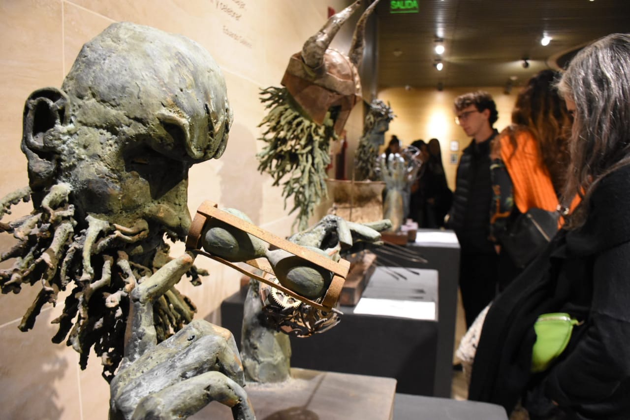 Se trata de las obras de Jazmín Gili y Jorge Carnino, quienes convergen en una exhibición que captura la esencia del arte contemporáneo y la escultura innovadora. Estará disponible hasta el 9 de agosto. La Sala de Arte de la Legislatura de Mendoza recibe una nueva muestra artística que promete cautivar a los amantes del arte contemporáneo. A partir de hoy y hasta el 9 de agosto, los visitantes podrán disfrutar de las obras de dos destacados artistas: la visual contemporánea Jazmín Gili y el escultor de metal y madera Jorge Carnino. Las exposiciones podrán visitarse de lunes a viernes, en el horario de 8 a 14, en la sala de arte del edificio Margarita Malharro de Torres. Jazmín Gili, una artista visual contemporánea, presentó una colección que refleja su espíritu inquieto y su interés por los temas cotidianos. Su formación en diversas disciplinas como el dibujo, la pintura, la escultura y el grabado, le permite abordar las problemáticas de la vida diaria desde una perspectiva multidisciplinaria. La artista no teme correr riesgos y experimentar con diferentes medios, lo que enriquece sus obras y ofrece al espectador una experiencia visual única. Cada obra de Gili lleva consigo una premisa, un tema o un mensaje que invita al espectador a reflexionar durante el proceso de observación. Desde escenas ficticias con elementos reconocibles hasta relatos imaginarios, su arte es un reflejo de su visión personal y su capacidad para interpretar el mundo que la rodea. En tanto que Jorge Carnino, escribano público y escultor, combina su profesión con la pasión por el arte en sus tiempos libres. Hace 12 años que se dedica a la escultura en hierro utilizando la técnica de chapa batida, la cual aprendió de maestros como Guillermo Rigattieri y Mario Delhez. El artista también ha explorado la escultura en madera con Fernando Rosas, enriqueciendo así su habilidad y conocimiento en el arte. Las esculturas de Carnino, expuestas en ocasiones anteriores en el Hotel Hilton y ubicadas en diversos lugares de Argentina y Estados Unidos, son una manifestación lúdica de su capacidad para contar historias. Cada pieza viene acompañada de una pequeña prosa escrita por su amigo Javier Francisco Guardiola, lo que añade una dimensión narrativa a su obra. Con un taller en su casa en Chacras de Coria, en el departamento de Luján de Cuyo, este gran escultor sigue creando arte que invita al espectador a considerar la forma y el espíritu como un todo. Tras la presentación de la exposición, se realizó una degustación de vinos de la bodega subterránea Dolium, ubicada en Agrelo. Es importante mencionar que la entrada para visitar esta sala de arte es libre y gratuita. Con esta exposición, la Legislatura de Mendoza pone de manifiesto esta oportunidad imperdible para apreciar la riqueza y diversidad del arte contemporáneo local. La muestra estará abierta hasta el 9 de agosto, ofreciendo a los visitantes una experiencia artística enriquecedora y única.