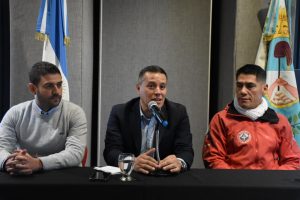 La distinción legislativa, impulsada por el senador David Saez, subraya la dedicación de los 26 efectivos que conforman este cuerpo especial, siempre preparados para intervenir en terrenos inhóspitos y peligrosos. La Cámara de Senadores distinguió hoy a los miembros de la Unidad Patrulla de Rescate y Auxilio en Montaña (UPRAM) de la Policía de Mendoza, reconociendo su dedicación y compromiso en el salvataje de personas en alta montaña. La ceremonia se llevó a cabo en la planta baja del edificio Margarita Malharro de Torres, con la participación de autoridades, familiares y amigos de los homenajeados. La distinción legislativa, impulsada por el senador David Saez, se fundamentó en la destacada trayectoria y el compromiso categórico de todos los integrantes de este cuerpo especial. Saez dirigió unas palabras a los presentes, destacando la labor incansable de los rescatistas que dedican su vida a integrar la UPRAM. En este marco expresó su admiración por el trabajo de la patrulla, destacando la importancia de la presencia de los familiares en el evento y su gratitud hacia las autoridades presentes, incluyendo al director general de Relaciones con la Comunidad del Ministerio de Seguridad y Justicia, Hernán Amat, y al subcomisario Marcos Páez. Asimismo, recordó su propio vínculo con la seguridad pública y cómo su experiencia en el Instituto de Seguridad Pública le permitió conocer a muchas de las autoridades presentes. Resaltó que la patrulla de rescate de Mendoza es la única en el mundo que opera casi a 7000 metros de altura, lo cual es un logro digno de reconocimiento. Posteriormente, Hernán Amat, director General de Relaciones con la Comunidad del Ministerio de Seguridad y Justicia, subrayó la importancia del reconocimiento a la patrulla de rescate. Señaló además que, a menudo, la Policía de Mendoza es injustamente criticada, y que eventos como este permiten valorar el gran trabajo que realizan día a día, especialmente en situaciones de alto riesgo donde los efectivos ponen en peligro sus vidas para salvar a otros. Destacó que esta unidad es un orgullo para la Policía de Mendoza y para todos los mendocinos. El cierre estuvo a cargo del subcomisario Marcos Páez, jefe de la unidad de patrulla de rescate y auxilio en montaña, quien agradeció a todos los presentes, incluyendo a la Secretaría de Cultura y a los familiares de los efectivos. Detalló las operaciones de la patrulla, indicando que actualmente cuentan con 26 efectivos encargados de realizar rescates en alta montaña. Explicó que la misión principal de la patrulla es atender emergencias en el Aconcagua durante la temporada de noviembre a marzo, operando desde su base en Plaza de Mulas y su destacamento de altura en Nido de Cóndores. Páez enfatizó la importancia de la prevención para reducir el número de víctimas. Vale destacar que este espacio fue creado en 2007, y se desempeña en terrenos inhóspitos y potencialmente peligrosos. Su misión principal es la prevención de accidentes en el ámbito montañoso de la provincia, actuando como grupo oficial de búsqueda, localización y rescate de andinistas en emergencia. La unidad está conformada por 26 efectivos, incluyendo tres mujeres y 23 hombres, que se capacitan y entrenan constantemente en técnicas de rescate. Estos profesionales permanecen en el Parque Provincial Aconcagua durante toda la temporada, trabajando las 24 horas del día. El subcomisario Marcos Páez está a cargo de este grupo especial. El ámbito de actuación de la UPRAM abarca todo el territorio de la provincia de Mendoza, especialmente en zonas de alta afluencia como el Parque Provincial Aconcagua. La unidad también interviene en la prevención, búsqueda, auxilio, rescate y evacuación de personas y rodados en diferentes puntos de la zona montañosa de Mendoza. Además, están preparados para colaborar con otras provincias a requerimiento del gobierno provincial. Una de las tareas esenciales de la UPRAM es la concientización de aquellos que desean realizar ascensos a cerros, informándolos sobre los cuidados y posibles consecuencias de esta actividad deportiva. La unidad garantiza la seguridad y la preservación del medio ambiente, vigilando que los visitantes cumplan con las normas establecidas. En Base Cóndor, Las Heras, hay una guardia de rescatistas para intervenir en situaciones que ocurran en cualquier otro cerro, asegurando así la asistencia en toda Mendoza. La UPRAM también confecciona actas de procedimiento, denuncias, informes y realiza pericias, colaborando con la justicia ordinaria provincial o federal según corresponda. Además de sus funciones de rescate, la UPRAM se dedica a la confección de estadísticas e informes sobre accidentes en montaña, aportando información valiosa para la prevención de estos a través de la difusión pública. Por todo esto fue que hoy se llevó a cabo este reconocimiento a este grupo de verdaderos héroes que, con su labor diaria, garantizan la seguridad y protección de las personas en condiciones de montaña.