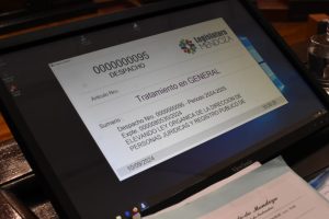 La iniciativa, que deberá ser ratificada por la Cámara de Diputados, introduce innovaciones clave para mejorar la transparencia, la eficiencia y la gestión de entidades jurídicas en la Provincia. El Senado de Mendoza ha dado su aprobación unánime a la reforma que busca actualizar y mejorar la normativa de la Dirección de Personas Jurídicas y el Registro Público de Sociedades, Contratos Asociativos y Fideicomisos. Este avance, impulsado por el Poder Ejecutivo, ahora será revisado por la Cámara de Diputados. Durante su tratamiento en el recinto, la senadora María Galiñares fue quien ofició como miembro informante de la propuesta. Explicó que esta reforma pretende modernizar el sistema de gestión de personas jurídicas en la Provincia, adaptándolo a las demandas actuales de eficiencia y transparencia. Desde la implementación de la Ley N.º 9.002 en 2017, Mendoza ha sido pionera en la digitalización y modernización de la gestión de personas jurídicas, destacándose especialmente con el tipo societario "Sociedad por Acciones Simplificada" (SAS). Aunque estos avances han posicionado a la provincia a la vanguardia nacional, la evolución rápida del entorno empresarial y de la normativa ha subrayado la necesidad de nuevas adaptaciones. La reforma ahora aprobada tiene como objetivo consolidar y ampliar los logros alcanzados, respondiendo a los desafíos actuales y futuros. El proyecto de ley incluye reformas que abarcan varios aspectos clave de la Dirección de Personas Jurídicas (DPJ) y su registro público. Entre las principales modificaciones, se destacan las siguientes: Se promueve la adopción de tecnologías digitales, como el uso de libros digitales para la gestión de registros, y se establecen normas de ética pública que impiden a los funcionarios de la DPJ ejercer en el ámbito privado en temas relacionados con su competencia. Esta medida busca asegurar una mayor transparencia en la gestión pública. Se introducen nuevas modalidades para la constitución y modificación de sociedades, con opciones que permiten desde el control interno por asesores de la DPJ hasta la participación de profesionales externos y el uso de modelos estandarizados. Estas reformas están orientadas a mejorar la seguridad y eficiencia en el sector empresarial. El proyecto también incluye la implementación de un sistema de ficha digital para el registro público de personas jurídicas y contratos asociativos. Este nuevo sistema facilitará un acceso más ágil y seguro a la información pública, promoviendo la transparencia y eficiencia en la gestión de registros. Aunque el régimen de entidades sin fines de lucro no presenta cambios sustanciales, se introducen mejoras en áreas como el manejo de denuncias, inspecciones y asistencia a actos orgánicos, buscando optimizar la gestión pública y el uso de recursos humanos en la DPJ. La elaboración de esta reforma contó con la colaboración de destacados juristas de Mendoza, como los doctores Raúl J. Romero y Fernando Pérez Hualde, y con el apoyo del director de la DPJ, Dr. Sebastián Soneira. También se consultó a unidades académicas, colegios profesionales y organizaciones empresariales, quienes ofrecieron su apoyo y contribuyeron a la propuesta. Con la aprobación en el Senado, el proyecto ahora será sometido a la Cámara de Diputados para su consideración final. De ser aprobado, Mendoza continuará avanzando hacia un sistema legal más moderno y eficiente, adaptado a las necesidades actuales y futuros desafíos.