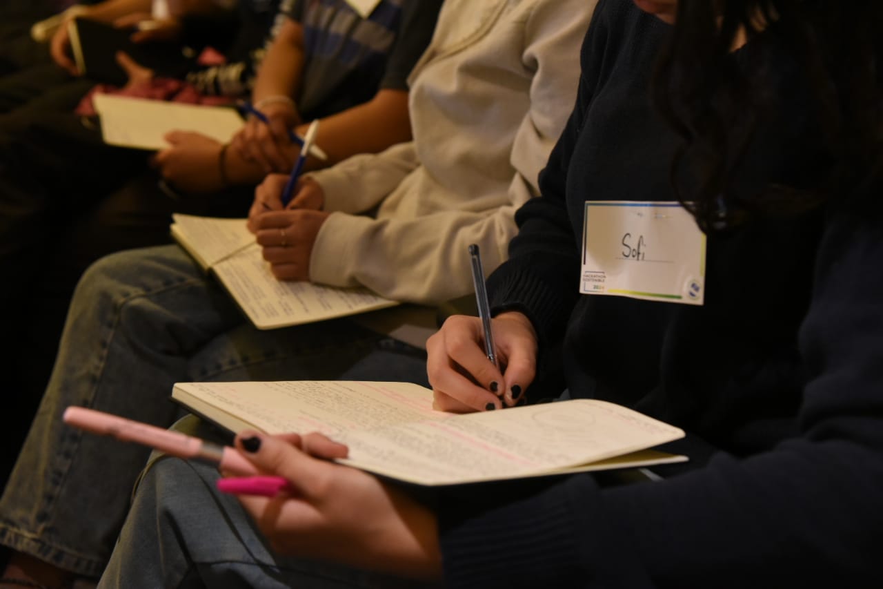 Estudiantes de nivel secundario participaron de una jornada de capacitación, organizada por la Dirección de Relaciones Institucionales, que incluyó charlas sobre el rol de los jóvenes en la mitigación del cambio climático. La actividad se desarrolló en el marco de un hackathon ambiental, que busca empoderar a los jóvenes como agentes de cambio. En el auditorio del edificio Margarita Malharro de Torres de la Legislatura de Mendoza, se llevó a cabo una jornada de capacitación dirigida a estudiantes de nivel secundario que participan en un innovador hackathon con enfoque ambiental. La actividad, organizada por la Dirección de Relaciones Institucionales y la Escuela de Gobierno del Senado, tuvo como objetivo brindar herramientas clave en materia de legislación ambiental y proceso legislativo, para empoderar a los jóvenes en su rol de agentes de cambio. La apertura del evento estuvo a cargo de la senadora provincial Yamel Ases, quien resaltó la importancia de la reforma constitucional de 1993 por haber introducido temas ambientales dentro de los Objetivos de Desarrollo Sostenible (ODS). Ases explicó que el sistema educativo enfrenta el desafío de adaptarse a los tiempos actuales, donde el cambio climático y la sostenibilidad ya no son solo problemas globales, sino que también afectan de manera directa a la provincia de Mendoza. Por ello, es esencial que los jóvenes adquieran conocimientos sobre legislación ambiental y se involucren en la creación de soluciones.  Además, mencionó diversas herramientas para la acción en la gestión ambiental, como los inventarios de gases de efecto invernadero, los planes de acción climática y la huella de carbono. La senadora también mencionó el reciente proyecto aprobado en la Legislatura que es de su autoría, que establece directrices para la política pública de Gestión Integral del Cambio Climático, y la acción en materia de mitigación y adaptación en Mendoza. Ases abordó también la importancia de la educación ambiental y la comunicación, haciendo hincapié en la necesidad de crear incentivos económicos que promuevan prácticas sostenibles, destacando que tanto el Estado, como las empresas y los ciudadanos, tienen la responsabilidad compartida de mitigar el cambio climático. Afirmó que pequeñas acciones cotidianas, como reducir el consumo de energía y reciclar adecuadamente, contribuyen al esfuerzo global para enfrentar esta problemática. Posteriormente, Pablo Hidalgo, responsable de la Escuela de Gobierno del Senado, brindó una explicación detallada sobre el proceso legislativo en la provincia de Mendoza. Utilizó imágenes del Congreso Nacional, la Legislatura provincial y concejos deliberantes para ilustrar las diferencias entre los diferentes órganos. Explicó que Mendoza, al igual que el Congreso Nacional, tiene un sistema bicameral y que el Poder Legislativo en cada nivel trabaja de forma similar.  Resaltó el papel de la vicegobernadora Hebe Casado como presidenta de la Legislatura y la importancia del consenso en la sanción de leyes. Hidalgo destacó que, a diferencia del Poder Ejecutivo, donde las decisiones son tomadas de forma más directa, el Poder Legislativo requiere la construcción de acuerdos entre los legisladores para la creación de leyes. También habló sobre el proceso de selección de jueces, que inicia con el Consejo de la Magistratura, encargado de elaborar una terna de candidatos, la cual es elevada por el Gobernador para que el Senado brinde su aval. Otro de los oradores, Gianfranco Esteban, ofreció una capacitación sobre oratoria, en la que subrayó la relevancia de saber comunicar las ideas de manera clara y persuasiva. Señaló que la oratoria es una herramienta fundamental para quienes desean generar impacto y liderar proyectos de cambio, motivando a los jóvenes a mejorar sus habilidades comunicativas para poder expresar sus ideas con efectividad. El evento, que contó con la participación de más de 50 estudiantes de diversas escuelas públicas, culminó con un intercambio de ideas entre los jóvenes y los expositores. Ases concluyó alentando a los estudiantes a tomar un papel protagónico en la transformación de sus comunidades, asegurando que con acciones concretas pueden generar un gran impacto, ya que ellos no solo representan el futuro, sino también el presente. Esta capacitación marca un paso importante en la formación de ciudadanos más conscientes y comprometidos con el desarrollo sostenible y la protección del medio ambiente, asegurando que las próximas generaciones continúen liderando el cambio hacia un futuro más responsable y equitativo.