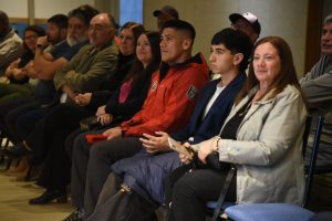 dos guardaparques por su compromiso con la conservación ambiental