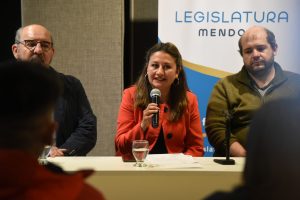dos guardaparques por su compromiso con la conservación ambiental
