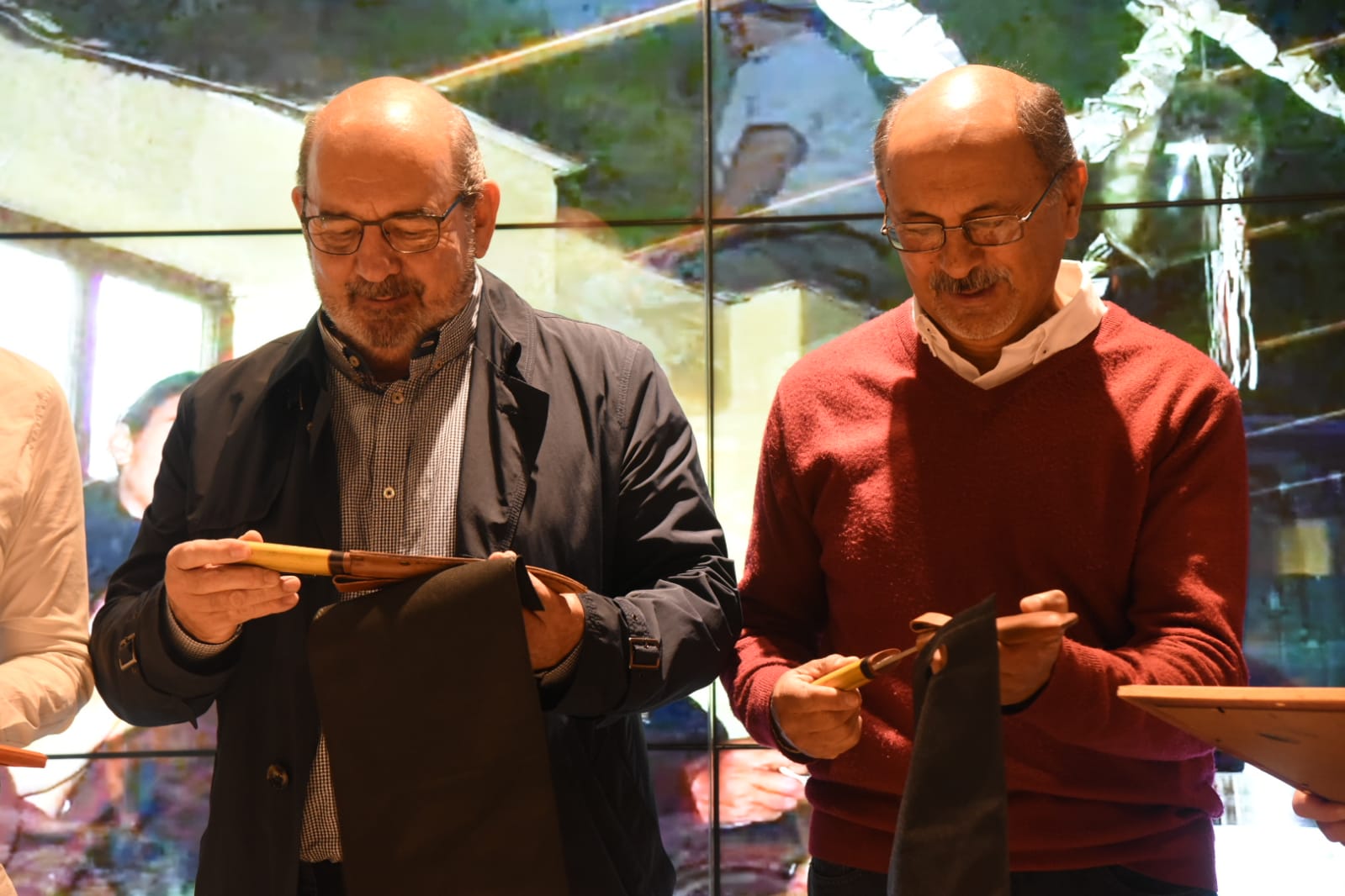 dos guardaparques por su compromiso con la conservación ambiental