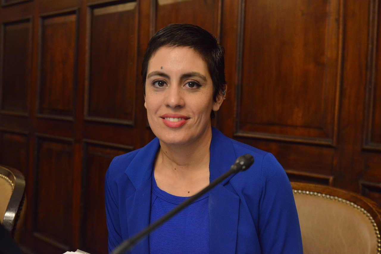 El proyecto impulsado por la senadora Alejandra Barro busca crear un espacio verde destinado al esparcimiento y desarrollo social de la comunidad. La iniciativa destaca la importancia de contar con áreas públicas que contribuyan al bienestar y salud de la población. La Cámara de Senadores de Mendoza aprobó por unanimidad un proyecto presentado por la senadora provincial Alejandra Barro, que busca declarar de utilidad pública y sujeta a expropiación un terreno ubicado en el departamento de Malargüe. La propuesta tiene como objetivo crear un espacio de recreación que beneficiará a la comunidad y fomentará el desarrollo de relaciones sociales y culturales en la región. Durante el tratamiento del proyecto, el senador Walther Marcolini, presidente de la comisión de Legislación y Asuntos Constitucionales, subrayó que esta donación por parte del Poder Ejecutivo Provincial responde a un antiguo anhelo de la comunidad de Malargüe. La propuesta, anteriormente impulsada también por la senadora Jésica Laferte, prevé formalizar la entrega de dos polígonos en el departamento, lo cual resulta significativo para el desarrollo y disfrute de la comunidad local. Uno de los terrenos, conocido como el polígono 2, cuenta con una superficie de 8 hectáreas y ha sido utilizado para eventos de relevancia como la Fiesta del Chivo. El segundo terreno, polígono 3, comprende 5 hectáreas y alberga el Tesauro, el centro de convenciones de Malargüe. Según especificó el legislador, este proyecto representa un paso importante para el municipio, que ha administrado estos espacios durante años y que ahora podrá disponer formalmente de ellos para beneficio de la comunidad. Marcolini también destacó la colaboración del senador Gerardo Vaquer en la redacción final del proyecto, que incluyó todas las especificaciones técnicas necesarias. Luego, el senador Vaquer agradeció a la comisión legislativa y valoró la iniciativa de la senadora Barro. Resaltó que el terreno, además de ser sede del Centro de Congresos, también alberga el histórico molino de Rufino Ortega, un elemento patrimonial clave en el acervo cultural de Malargüe. Con la donación de estos terrenos, se espera no solo preservar el patrimonio cultural sino también convertir el área en un espacio verde adecuado para el disfrute de los habitantes de Malargüe. La propuesta también dispone que la Escribanía General de Gobierno se encargue de realizar las escrituras traslativas de dominio necesarias para formalizar la donación de los terrenos a la Municipalidad de Malargüe. El terreno, que actualmente figura como "inculto", se encuentra delimitado al norte por la calle El Plancho y al sur por la calle Capdeville, y colinda con terrenos de propiedad de particulares y del municipio. La importancia de contar con espacios verdes en Malargüe fue destacada por la senadora justicialista, quien subrayó los beneficios para la salud y el bienestar de la población, además de proporcionar un entorno ideal para actividades culturales y recreativas. En el marco de este proyecto, se autoriza al Poder Ejecutivo a donar dos inmuebles a la Municipalidad de Malargüe. El primero tiene una superficie de 8 hectáreas y 8.762,95 m², mientras que el segundo corresponde a la parcela de 5 hectáreas recientemente expropiada. La propuesta de la senadora Barro fue aprobada por sus pares en el Senado, reafirmando el compromiso del gobierno provincial con la promoción de espacios verdes que favorezcan la integración y el bienestar de los ciudadanos.