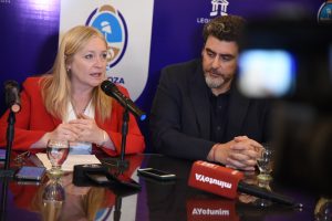 En esta primera etapa, la Legislatura pretende eliminar 66 normas sancionadas hasta 1950, y que están obsoletas o en desuso, para reducir la burocracia y brindar mayor seguridad jurídica a ciudadanos e inversores. La vicegobernadora de Mendoza, Hebe Casado, junto al presidente provisional del Senado, Martín Kerchner Tomba; el presidente de la Cámara de Diputados, Andrés Lombardi; el secretario Legislativo del Senado, Lucas Faure y Juan Carlos Jaliff, ex presidente provisional del Senado y actual colaborador de la Cámara Alta, presentaron el proyecto de Ley Hojarasca, una iniciativa que busca modernizar el marco normativo provincial mediante la derogación de leyes en desuso. La propuesta apunta a clarificar la legislación vigente, eliminando normativas obsoletas o superpuestas para facilitar su comprensión y aplicación, lo que otorgará mayor seguridad jurídica a ciudadanos, inversores y emprendedores. En conferencia de prensa, Casado explicó que la iniciativa sigue la línea del proyecto de Ley Hojarasca presentado por el Gobierno nacional en 2024, adaptándolo a la realidad mendocina. “En esta primera etapa, se analizaron 102 leyes sancionadas hasta 1950, de las cuales se propone derogar 66”, aseguró. Durante la presentación, la vicegobernadora destacó que este trabajo es el primer paso de un proceso que abarcará diferentes períodos legislativos hasta llegar a la actualidad. "Al inicio de la gestión, propusimos realizar un digesto dentro de la Legislatura. Para ello, necesitamos primero depurar las leyes que han quedado vigentes, aunque ya no tengan aplicación real", explicó Casado. El trabajo de depuración está a cargo de un equipo integrado por funcionarios legislativos, liderados por Lucas Faure, secretario legislativo del Senado provincial. Este equipo encaró la tarea de identificar todas las leyes, analizarlas con detenimiento y luego, avanzar con iniciativas para la derogación o reforma en caso de considerarlo. Casado también aseguró que Juan Carlos Jaliff, ex presidente provisional del Senado y actual colaborador de la Cámara Alta, es una consulta obligada en estos temas y él será el encargado de revisar todo el proyecto. La revisión de normativas históricas permitió identificar diversas leyes que han sido reemplazadas por otras más recientes o que ya no tienen utilidad. Algunos ejemplos son: - Una ley de planes de urbanización, sustituida por la Ley 8051 de Ordenamiento Territorial. - Normas de fiscalización de semillas, cuya función hoy cumple el ISCAMEN. - Una ley de subsidio a artistas para el "embellecimiento público", sin aplicación actual. - Antiguas normativas sobre el presupuesto anual, reemplazadas por la Ley de Administración Financiera. - Leyes que establecían normas laborales diferenciadas por rubro, superadas por la legislación laboral vigente. - Un impuesto al consumo del vino, que resultaba incompatible con el IVA y contrario a la tradición mendocina. Según lo que adelantó Casado durante la conferencia de prensa, antes del receso invernal se presentará la segunda etapa del plan, que abarcará leyes sancionadas entre 1950 y 1970, para continuar luego con períodos más recientes. "Agradezco el esfuerzo del equipo de la Legislatura y de nuestro revisor máximo, Juan Carlos Jalif, que conoce cada una de estas leyes. Esto es parte del trabajo que venimos haciendo en Mendoza para dar un marco normativo claro y brindar mayor seguridad jurídica", expresó la Vicegobernadora. De esta manera, desde el Gobierno provincial hay un férreo compromiso con la modernización del Estado, con la intención de reducir la burocracia y así garantizar un marco legal más accesible y transparente para los mendocinos.