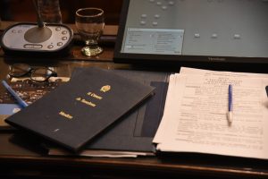 Dichas iniciativas abarcan desde reconocimientos a destacadas figuras del ámbito cultural, hasta pedidos de informes sobre diferentes temáticas. La Cámara de Senadores de Mendoza aprobó hoy una serie de proyectos de declaración, resolución y pedidos de informe presentados por legisladores de diferentes bloques políticos. Bloque Partido Verde El legislador Dugar Chappel llevó a cabo un pedido de informes que fue dirigido al Instituto Provincial de la Vivienda, para tener conocimiento sobre las razones de la demora en la entrega de las viviendas del barrio San Joaquín de Las Heras. Bloque Cambia Mendoza Los senadores Alejandro Diumenjo y Fernanda Sabadin hicieron una propuesta de declaración de interés para que sea dirigida a la Maratón “Corre sangre por tus venas”, organizada por el Centro Regional de Hemoterapia (CRH), que se realizará el 15 de junio de 2025 en el Parque Central de Ciudad Capital. Las senadoras Mariana Zlobec y Fernanda Sabadin pidieron que se declare de interés el Juego Didáctico “Cruce de Los Andes seamos libres, lo demás no importa”, impulsado, elaborado y proyectado por el CEBJA 3-215 “Claudia Lourdes Orona”. En tanto, los senadores Mariana Zlobec, Duilio Pezzutti, Fernanda Sabadin y Sergio Márquez desarrollaron una declaración de interés para el 3º Congreso Nacional de Aprendizaje y Servicio, organizado por el Instituto Padre Vásquez PS-023, a realizarse los días 22, 23 y 24 de octubre de 2025, en el Auditorio “Marciano Cantero”, Maipú. El presidente de la Comisión de LAC, Walther Marcolini pidió que se declare de interés el Ciclo de Jornadas de Capacitación “Una Mirada Integradora sobre el Niño en Desarrollo”, organizado por la Facultad de Educación de la Universidad Juan Agustín Maza junto con la Red Pikler. Los legisladores Abel Freidemberg, Yamel Ases y María Laura Sainz pidieron que se otorgue una distinción por las actividades de la “Fundación Acción Salvaje”, por su labor y compromiso con el medio ambiente y la fauna mendocina. Finalmente, el senador Abel Freidemberg hizo una declaración de interés para que sea destinada a la presentación del episodio documental “Fuerte San Rafael del Diamante” que tendrá lugar el día 18 de mayo de 2025 en Villa 25 de mayo, San Rafael, en el marco del Día Internacional de los Museos. Bloque Partido Justicialista El senador Mauricio Sat desarrolló una declaración de interés de esta H. Cámara el “15 Aniversario del Pericón Nacional en la Villa 25 de mayo”, que se lleva a cabo cada 25 de mayo. La senadora Adriana Cano realizó un pedido de informes al Ministerio de Salud y Deportes, para tener conocimiento sobre el incremento de la tasa de mortalidad infantil en la Provincia. La legisladora Mercedes Derrache realizó una propuesta para que los Legisladores Nacionales por Mendoza, acompañen la declaración de emergencia en discapacidad. Bloque Unión Mendocina El senador Germán Vicchi hizo un pedido de informes al Ministerio de Educación, Cultura, Infancias y Dirección General de Escuelas, para conocer sobre temas relacionados con las Escuelas Albergues. El legislador Ariel Pringles desarrolló un pedido de informes al Instituto Provincial de la Vivienda (IPV), respecto del estado actual del Barrio Raíces de mi Tierra, Tunuyán. Los senadores Gabriel Pradines y Martín Rostand realizaron un pedido de informes al Ente Provincial Regulador Eléctrico (EPRE), para conocer sobre el estado en el que se encuentran los procedimientos administrativos iniciados para la instalación y puesta en funcionamiento de sistemas fotovoltaicos. El legislador Martín Rostand hizo un pedido de informes a la Obra Social de Empleados Públicos (OSEP), para conocer sobre la provisión de medicamentos para pacientes oncológicos, planes especiales y demoras en la entrega.