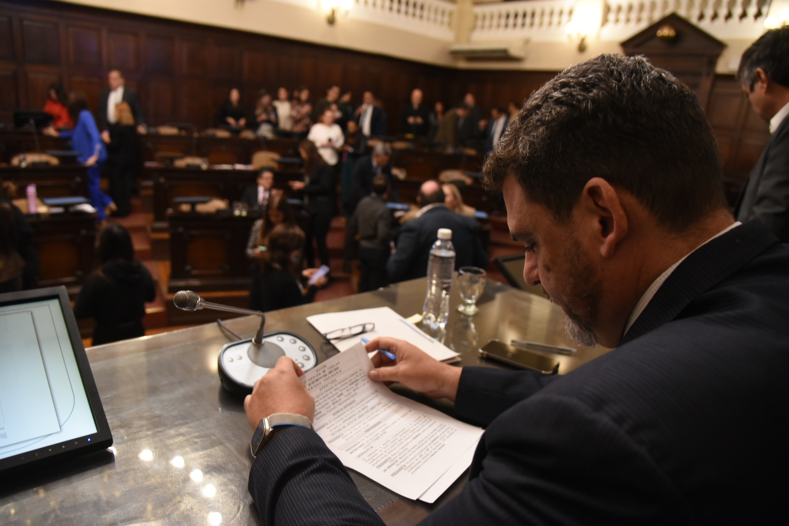 Dichas iniciativas abarcan desde reconocimientos a destacadas figuras del ámbito cultural, hasta pedidos de informes sobre diferentes temáticas. La Cámara de Senadores de Mendoza aprobó hoy una serie de proyectos de declaración, resolución y pedidos de informe presentados por legisladores de diferentes bloques políticos. Bloque Partido Verde El legislador Dugar Chappel llevó a cabo un pedido de informes que fue dirigido al Instituto Provincial de la Vivienda, para tener conocimiento sobre las razones de la demora en la entrega de las viviendas del barrio San Joaquín de Las Heras. Bloque Cambia Mendoza Los senadores Alejandro Diumenjo y Fernanda Sabadin hicieron una propuesta de declaración de interés para que sea dirigida a la Maratón “Corre sangre por tus venas”, organizada por el Centro Regional de Hemoterapia (CRH), que se realizará el 15 de junio de 2025 en el Parque Central de Ciudad Capital. Las senadoras Mariana Zlobec y Fernanda Sabadin pidieron que se declare de interés el Juego Didáctico “Cruce de Los Andes seamos libres, lo demás no importa”, impulsado, elaborado y proyectado por el CEBJA 3-215 “Claudia Lourdes Orona”. En tanto, los senadores Mariana Zlobec, Duilio Pezzutti, Fernanda Sabadin y Sergio Márquez desarrollaron una declaración de interés para el 3º Congreso Nacional de Aprendizaje y Servicio, organizado por el Instituto Padre Vásquez PS-023, a realizarse los días 22, 23 y 24 de octubre de 2025, en el Auditorio “Marciano Cantero”, Maipú. El presidente de la Comisión de LAC, Walther Marcolini pidió que se declare de interés el Ciclo de Jornadas de Capacitación “Una Mirada Integradora sobre el Niño en Desarrollo”, organizado por la Facultad de Educación de la Universidad Juan Agustín Maza junto con la Red Pikler. Los legisladores Abel Freidemberg, Yamel Ases y María Laura Sainz pidieron que se otorgue una distinción por las actividades de la “Fundación Acción Salvaje”, por su labor y compromiso con el medio ambiente y la fauna mendocina. Finalmente, el senador Abel Freidemberg hizo una declaración de interés para que sea destinada a la presentación del episodio documental “Fuerte San Rafael del Diamante” que tendrá lugar el día 18 de mayo de 2025 en Villa 25 de mayo, San Rafael, en el marco del Día Internacional de los Museos. Bloque Partido Justicialista El senador Mauricio Sat desarrolló una declaración de interés de esta H. Cámara el “15 Aniversario del Pericón Nacional en la Villa 25 de mayo”, que se lleva a cabo cada 25 de mayo. La senadora Adriana Cano realizó un pedido de informes al Ministerio de Salud y Deportes, para tener conocimiento sobre el incremento de la tasa de mortalidad infantil en la Provincia. La legisladora Mercedes Derrache realizó una propuesta para que los Legisladores Nacionales por Mendoza, acompañen la declaración de emergencia en discapacidad. Bloque Unión Mendocina El senador Germán Vicchi hizo un pedido de informes al Ministerio de Educación, Cultura, Infancias y Dirección General de Escuelas, para conocer sobre temas relacionados con las Escuelas Albergues. El legislador Ariel Pringles desarrolló un pedido de informes al Instituto Provincial de la Vivienda (IPV), respecto del estado actual del Barrio Raíces de mi Tierra, Tunuyán. Los senadores Gabriel Pradines y Martín Rostand realizaron un pedido de informes al Ente Provincial Regulador Eléctrico (EPRE), para conocer sobre el estado en el que se encuentran los procedimientos administrativos iniciados para la instalación y puesta en funcionamiento de sistemas fotovoltaicos. El legislador Martín Rostand hizo un pedido de informes a la Obra Social de Empleados Públicos (OSEP), para conocer sobre la provisión de medicamentos para pacientes oncológicos, planes especiales y demoras en la entrega.