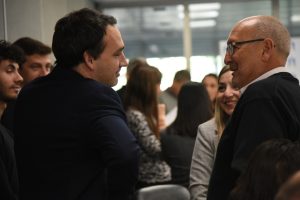 La iniciativa impulsada por el senador Marcelino Iglesias, propone que ese día se realicen difusiones y se sensibilice a la sociedad sobre los riesgos que implican estas enfermedades, que constituyen la primera causa de muerte en el mundo. Integrantes de la comisión de Salud del Senado de Mendoza dieron despacho favorable a una propuesta impulsada por el senador Marcelino Iglesias que plantea instituir el 9 de octubre de cada año como el “Día Provincial de Concientización de la Enfermedad Cardiovascular en la Mujer”. La iniciativa busca difundir y sensibilizar a la sociedad sobre los riesgos que implican estas enfermedades, que constituyen la primera causa de muerte en el mundo. Si bien afectan a hombres y mujeres, la mortalidad femenina es mayor. En Argentina, una de cada tres mujeres muere por enfermedad cardiovascular, lo que equivale a un fallecimiento cada 11 minutos. La tasa de mortalidad en mujeres alcanza el 27,3%, superando ampliamente al cáncer, que sigue siendo percibido como la principal amenaza. El proyecto pone el acento en la baja percepción de riesgo en la población femenina, a pesar de que casi el 45% de las mujeres adultas en el país padece algún tipo de enfermedad cardiovascular. Las principales causas son la enfermedad isquémica del corazón y los accidentes cerebrovasculares. Además de los factores de riesgo tradicionales, las mujeres presentan condiciones particulares vinculadas al embarazo, la menopausia, el impacto de factores psicosociales como el estrés o la depresión, y el retraso en el diagnóstico por la presencia de síntomas atípicos que muchas veces no se reconocen como cardiovasculares. La propuesta destaca la necesidad de fortalecer las estrategias de prevención a través de campañas de educación sobre factores de riesgo, la promoción de hábitos saludables, el control periódico de la presión arterial, colesterol y glucemia, y la capacitación de los equipos médicos para mejorar la atención y el diagnóstico en mujeres. En Mendoza, tanto el Ministerio de Salud como la Obra Social de Empleados Públicos (OSEP), junto a asociaciones profesionales como la Federación Argentina de Cardiología, vienen trabajando en esta problemática. Sin embargo, no existe aún una ley que jerarquice estas acciones. Varias provincias ya cuentan con normativas similares, entre ellas Salta, Santiago del Estero, La Pampa, Santa Cruz, Tierra del Fuego, Catamarca y Chaco, mientras que otras se encuentran en tratamiento legislativo. El proyecto también busca rendir homenaje a la doctora Liliana Grinfeld, pionera en el cuidado cardiovascular de la mujer, primera mujer en presidir la Sociedad Argentina de Cardiología y quien realizó la primera angioplastia coronaria en el país el 9 de octubre de 1980. De aprobarse, la nueva norma establecerá que el Poder Ejecutivo, a través del Ministerio de Salud y Deportes, deberá promover campañas de prevención, impulsar políticas públicas, fomentar la investigación y la formación profesional, además de realizar estadísticas y estudios epidemiológicos. Con esta propuesta, Mendoza busca sumarse a una causa que tiene un impacto directo en la salud de miles de mujeres y que apunta a salvar vidas a través de la concientización y la prevención.