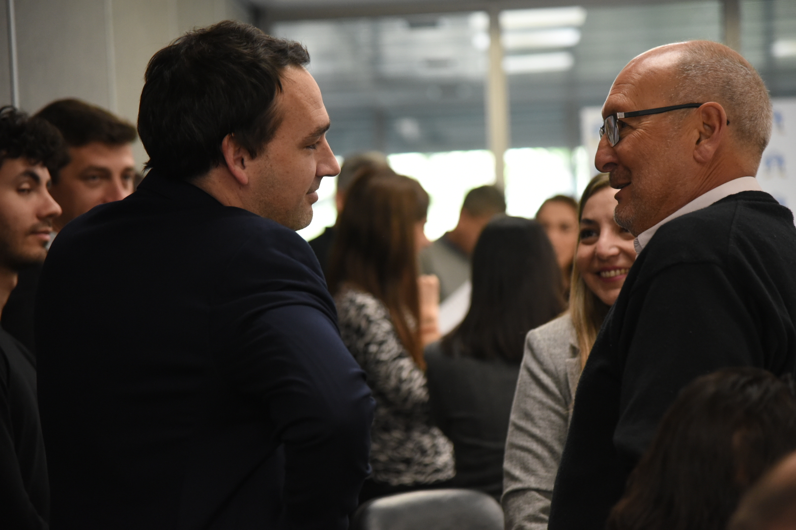 La iniciativa impulsada por el senador Marcelino Iglesias, propone que ese día se realicen difusiones y se sensibilice a la sociedad sobre los riesgos que implican estas enfermedades, que constituyen la primera causa de muerte en el mundo. Integrantes de la comisión de Salud del Senado de Mendoza dieron despacho favorable a una propuesta impulsada por el senador Marcelino Iglesias que plantea instituir el 9 de octubre de cada año como el “Día Provincial de Concientización de la Enfermedad Cardiovascular en la Mujer”. La iniciativa busca difundir y sensibilizar a la sociedad sobre los riesgos que implican estas enfermedades, que constituyen la primera causa de muerte en el mundo. Si bien afectan a hombres y mujeres, la mortalidad femenina es mayor. En Argentina, una de cada tres mujeres muere por enfermedad cardiovascular, lo que equivale a un fallecimiento cada 11 minutos. La tasa de mortalidad en mujeres alcanza el 27,3%, superando ampliamente al cáncer, que sigue siendo percibido como la principal amenaza. El proyecto pone el acento en la baja percepción de riesgo en la población femenina, a pesar de que casi el 45% de las mujeres adultas en el país padece algún tipo de enfermedad cardiovascular. Las principales causas son la enfermedad isquémica del corazón y los accidentes cerebrovasculares. Además de los factores de riesgo tradicionales, las mujeres presentan condiciones particulares vinculadas al embarazo, la menopausia, el impacto de factores psicosociales como el estrés o la depresión, y el retraso en el diagnóstico por la presencia de síntomas atípicos que muchas veces no se reconocen como cardiovasculares. La propuesta destaca la necesidad de fortalecer las estrategias de prevención a través de campañas de educación sobre factores de riesgo, la promoción de hábitos saludables, el control periódico de la presión arterial, colesterol y glucemia, y la capacitación de los equipos médicos para mejorar la atención y el diagnóstico en mujeres. En Mendoza, tanto el Ministerio de Salud como la Obra Social de Empleados Públicos (OSEP), junto a asociaciones profesionales como la Federación Argentina de Cardiología, vienen trabajando en esta problemática. Sin embargo, no existe aún una ley que jerarquice estas acciones. Varias provincias ya cuentan con normativas similares, entre ellas Salta, Santiago del Estero, La Pampa, Santa Cruz, Tierra del Fuego, Catamarca y Chaco, mientras que otras se encuentran en tratamiento legislativo. El proyecto también busca rendir homenaje a la doctora Liliana Grinfeld, pionera en el cuidado cardiovascular de la mujer, primera mujer en presidir la Sociedad Argentina de Cardiología y quien realizó la primera angioplastia coronaria en el país el 9 de octubre de 1980. De aprobarse, la nueva norma establecerá que el Poder Ejecutivo, a través del Ministerio de Salud y Deportes, deberá promover campañas de prevención, impulsar políticas públicas, fomentar la investigación y la formación profesional, además de realizar estadísticas y estudios epidemiológicos. Con esta propuesta, Mendoza busca sumarse a una causa que tiene un impacto directo en la salud de miles de mujeres y que apunta a salvar vidas a través de la concientización y la prevención.