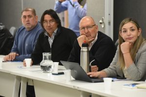 La iniciativa impulsada por el senador Marcelino Iglesias, propone que ese día se realicen difusiones y se sensibilice a la sociedad sobre los riesgos que implican estas enfermedades, que constituyen la primera causa de muerte en el mundo. Integrantes de la comisión de Salud del Senado de Mendoza dieron despacho favorable a una propuesta impulsada por el senador Marcelino Iglesias que plantea instituir el 9 de octubre de cada año como el “Día Provincial de Concientización de la Enfermedad Cardiovascular en la Mujer”. La iniciativa busca difundir y sensibilizar a la sociedad sobre los riesgos que implican estas enfermedades, que constituyen la primera causa de muerte en el mundo. Si bien afectan a hombres y mujeres, la mortalidad femenina es mayor. En Argentina, una de cada tres mujeres muere por enfermedad cardiovascular, lo que equivale a un fallecimiento cada 11 minutos. La tasa de mortalidad en mujeres alcanza el 27,3%, superando ampliamente al cáncer, que sigue siendo percibido como la principal amenaza. El proyecto pone el acento en la baja percepción de riesgo en la población femenina, a pesar de que casi el 45% de las mujeres adultas en el país padece algún tipo de enfermedad cardiovascular. Las principales causas son la enfermedad isquémica del corazón y los accidentes cerebrovasculares. Además de los factores de riesgo tradicionales, las mujeres presentan condiciones particulares vinculadas al embarazo, la menopausia, el impacto de factores psicosociales como el estrés o la depresión, y el retraso en el diagnóstico por la presencia de síntomas atípicos que muchas veces no se reconocen como cardiovasculares. La propuesta destaca la necesidad de fortalecer las estrategias de prevención a través de campañas de educación sobre factores de riesgo, la promoción de hábitos saludables, el control periódico de la presión arterial, colesterol y glucemia, y la capacitación de los equipos médicos para mejorar la atención y el diagnóstico en mujeres. En Mendoza, tanto el Ministerio de Salud como la Obra Social de Empleados Públicos (OSEP), junto a asociaciones profesionales como la Federación Argentina de Cardiología, vienen trabajando en esta problemática. Sin embargo, no existe aún una ley que jerarquice estas acciones. Varias provincias ya cuentan con normativas similares, entre ellas Salta, Santiago del Estero, La Pampa, Santa Cruz, Tierra del Fuego, Catamarca y Chaco, mientras que otras se encuentran en tratamiento legislativo. El proyecto también busca rendir homenaje a la doctora Liliana Grinfeld, pionera en el cuidado cardiovascular de la mujer, primera mujer en presidir la Sociedad Argentina de Cardiología y quien realizó la primera angioplastia coronaria en el país el 9 de octubre de 1980. De aprobarse, la nueva norma establecerá que el Poder Ejecutivo, a través del Ministerio de Salud y Deportes, deberá promover campañas de prevención, impulsar políticas públicas, fomentar la investigación y la formación profesional, además de realizar estadísticas y estudios epidemiológicos. Con esta propuesta, Mendoza busca sumarse a una causa que tiene un impacto directo en la salud de miles de mujeres y que apunta a salvar vidas a través de la concientización y la prevención.