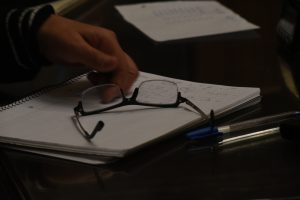 La iniciativa impulsada por el senador Marcelino Iglesias, propone que ese día se realicen difusiones y se sensibilice a la sociedad sobre los riesgos que implican estas enfermedades, que constituyen la primera causa de muerte en el mundo. Integrantes de la comisión de Salud del Senado de Mendoza dieron despacho favorable a una propuesta impulsada por el senador Marcelino Iglesias que plantea instituir el 9 de octubre de cada año como el “Día Provincial de Concientización de la Enfermedad Cardiovascular en la Mujer”. La iniciativa busca difundir y sensibilizar a la sociedad sobre los riesgos que implican estas enfermedades, que constituyen la primera causa de muerte en el mundo. Si bien afectan a hombres y mujeres, la mortalidad femenina es mayor. En Argentina, una de cada tres mujeres muere por enfermedad cardiovascular, lo que equivale a un fallecimiento cada 11 minutos. La tasa de mortalidad en mujeres alcanza el 27,3%, superando ampliamente al cáncer, que sigue siendo percibido como la principal amenaza. El proyecto pone el acento en la baja percepción de riesgo en la población femenina, a pesar de que casi el 45% de las mujeres adultas en el país padece algún tipo de enfermedad cardiovascular. Las principales causas son la enfermedad isquémica del corazón y los accidentes cerebrovasculares. Además de los factores de riesgo tradicionales, las mujeres presentan condiciones particulares vinculadas al embarazo, la menopausia, el impacto de factores psicosociales como el estrés o la depresión, y el retraso en el diagnóstico por la presencia de síntomas atípicos que muchas veces no se reconocen como cardiovasculares. La propuesta destaca la necesidad de fortalecer las estrategias de prevención a través de campañas de educación sobre factores de riesgo, la promoción de hábitos saludables, el control periódico de la presión arterial, colesterol y glucemia, y la capacitación de los equipos médicos para mejorar la atención y el diagnóstico en mujeres. En Mendoza, tanto el Ministerio de Salud como la Obra Social de Empleados Públicos (OSEP), junto a asociaciones profesionales como la Federación Argentina de Cardiología, vienen trabajando en esta problemática. Sin embargo, no existe aún una ley que jerarquice estas acciones. Varias provincias ya cuentan con normativas similares, entre ellas Salta, Santiago del Estero, La Pampa, Santa Cruz, Tierra del Fuego, Catamarca y Chaco, mientras que otras se encuentran en tratamiento legislativo. El proyecto también busca rendir homenaje a la doctora Liliana Grinfeld, pionera en el cuidado cardiovascular de la mujer, primera mujer en presidir la Sociedad Argentina de Cardiología y quien realizó la primera angioplastia coronaria en el país el 9 de octubre de 1980. De aprobarse, la nueva norma establecerá que el Poder Ejecutivo, a través del Ministerio de Salud y Deportes, deberá promover campañas de prevención, impulsar políticas públicas, fomentar la investigación y la formación profesional, además de realizar estadísticas y estudios epidemiológicos. Con esta propuesta, Mendoza busca sumarse a una causa que tiene un impacto directo en la salud de miles de mujeres y que apunta a salvar vidas a través de la concientización y la prevención.