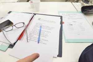 La iniciativa impulsada por el senador Marcelino Iglesias, propone que ese día se realicen difusiones y se sensibilice a la sociedad sobre los riesgos que implican estas enfermedades, que constituyen la primera causa de muerte en el mundo. Integrantes de la comisión de Salud del Senado de Mendoza dieron despacho favorable a una propuesta impulsada por el senador Marcelino Iglesias que plantea instituir el 9 de octubre de cada año como el “Día Provincial de Concientización de la Enfermedad Cardiovascular en la Mujer”. La iniciativa busca difundir y sensibilizar a la sociedad sobre los riesgos que implican estas enfermedades, que constituyen la primera causa de muerte en el mundo. Si bien afectan a hombres y mujeres, la mortalidad femenina es mayor. En Argentina, una de cada tres mujeres muere por enfermedad cardiovascular, lo que equivale a un fallecimiento cada 11 minutos. La tasa de mortalidad en mujeres alcanza el 27,3%, superando ampliamente al cáncer, que sigue siendo percibido como la principal amenaza. El proyecto pone el acento en la baja percepción de riesgo en la población femenina, a pesar de que casi el 45% de las mujeres adultas en el país padece algún tipo de enfermedad cardiovascular. Las principales causas son la enfermedad isquémica del corazón y los accidentes cerebrovasculares. Además de los factores de riesgo tradicionales, las mujeres presentan condiciones particulares vinculadas al embarazo, la menopausia, el impacto de factores psicosociales como el estrés o la depresión, y el retraso en el diagnóstico por la presencia de síntomas atípicos que muchas veces no se reconocen como cardiovasculares. La propuesta destaca la necesidad de fortalecer las estrategias de prevención a través de campañas de educación sobre factores de riesgo, la promoción de hábitos saludables, el control periódico de la presión arterial, colesterol y glucemia, y la capacitación de los equipos médicos para mejorar la atención y el diagnóstico en mujeres. En Mendoza, tanto el Ministerio de Salud como la Obra Social de Empleados Públicos (OSEP), junto a asociaciones profesionales como la Federación Argentina de Cardiología, vienen trabajando en esta problemática. Sin embargo, no existe aún una ley que jerarquice estas acciones. Varias provincias ya cuentan con normativas similares, entre ellas Salta, Santiago del Estero, La Pampa, Santa Cruz, Tierra del Fuego, Catamarca y Chaco, mientras que otras se encuentran en tratamiento legislativo. El proyecto también busca rendir homenaje a la doctora Liliana Grinfeld, pionera en el cuidado cardiovascular de la mujer, primera mujer en presidir la Sociedad Argentina de Cardiología y quien realizó la primera angioplastia coronaria en el país el 9 de octubre de 1980. De aprobarse, la nueva norma establecerá que el Poder Ejecutivo, a través del Ministerio de Salud y Deportes, deberá promover campañas de prevención, impulsar políticas públicas, fomentar la investigación y la formación profesional, además de realizar estadísticas y estudios epidemiológicos. Con esta propuesta, Mendoza busca sumarse a una causa que tiene un impacto directo en la salud de miles de mujeres y que apunta a salvar vidas a través de la concientización y la prevención.
