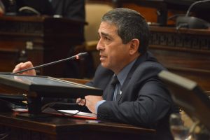 el objeto del presente proyecto es declarar el Día Provincial de Concientización de la Enfermedad Cardiovacular de la Mujer. Este proyecto tiene que ver con la salud de nuestras mujeres, que históricamente ha sido postergado tal vez por desconocimiento y por eso el objetivo del proyecto es la concientización, la sensibilización y la toma de conciencia sobre los aspectos vinculados a la salud cardiovascular de la mujer. Es bueno saber que primero se desmidió, se encuestó en el mundo occidental y después en todo el mundo, que las enfermedades cardiovasculares son la primera causa de enfermedad y muerte en el mundo, en todo el mundo. Pero existía un concepto erróneo creyendo que afectaba mucho más a los varones que a las mujeres y esto no es así. Algunos datos. Nuestras mujeres atienden a través de años de difusión de lo que es su salud ginecológica, preferencialmente, pero descuidan su salud cardiovascular y las cifras indican que el 27,3% de las mujeres mueren por accidentes cerebrovasculares o isquemias, infartos, y solamente el 24% de los hombres. Es decir, está más presente en nuestras mujeres que en los hombres. Sin embargo, encuestas muy recientes manifiestan que el gran temor de las mujeres es el cáncer. Y voy a dar un dato. Mueren por el problema de enfermedad cardiovascular ocho veces más mujeres que de cáncer de mama. Esto nos tiene que hacer reflexionar sobre el grado de conciencia que tenemos como sociedad. Y si bien, un dato, casi una de cada dos mujeres, el 45% de las mujeres adultas, cursan una enfermedad cardiovascular en sordina o ya manifiesta. Pero sin embargo, siguen postergando por la falta de conciencia que hay en ellas y en el resto de la sociedad. Y en el sistema de salud también, este problema. Los factores de riesgo cardiovasculares son conocidos. El tabaquismo, la diabetes, la hipertensión, el sedentarismo, las dislipidemias, pero no nos afectan por igual. En el caso de nuestras mujeres, en el caso de nuestras mujeres, la hipertensión arterial tiene un capítulo especial que son los factores relacionados con el embarazo, como la hipertensión gestacional, la preeclampsia y la diabetes gestacional que predispone para posteriores episodios de enfermedad cardiovascular. También la menopausia. La menopausia precoz está demostrado que afecta posteriores episodios de hipertensión. Igual que los factores psicosociales, el estrés crónico, la depresión afectan a las mujeres y está demostrado, tabulado, que aquellas mujeres que sufren episodios de depresión desarrollan, tienen el doble de riesgo que los hombres de desarrollar una enfermedad cardiovascular. Y también los factores socioeconómicos. La pobreza afecta casi igual a hombres como las mujeres, pero más a nuestras féminas. Y también hay una falla en el sistema de salud, que es la adecuada capacitación de algunos profesionales de salud, clínicos, médicos de familia, etcétera, e incluso enfermeros, para lograr captar y derivar al cardiólogo o al especialista ante los primeros síntomas de enfermedad cardiovascular. Por eso, el objetivo de esta ley, que quiero aclarar, fue acompañada por representantes de todos los bloques, en lo que constituye una loable y noble política.