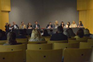 La comisión de Legislación y Asuntos Constitucionales escuchó a los postulantes Martín Quiroga Nanclares y Sebastián Soneira, quienes expusieron sus trayectorias y compromisos. La definición se tomará el martes en el recinto. La Comisión de Legislación y Asuntos Constitucionales del Senado de Mendoza llevó adelante la Audiencia Pública para evaluar dos postulaciones enviadas por el Poder Ejecutivo, en el marco de la designación de fiscales en distintas circunscripciones judiciales. La decisión final sobre ambos pliegos se tomará el próximo martes en el recinto, mediante voto secreto. El encuentro se desarrolló en el Auditorio del edificio Margarita Malharro de Torres, con la participación de familiares, colegas y referentes del ámbito jurídico. La reunión estuvo presidida por el senador Walther Marcolini, quien explicó el funcionamiento de la audiencia y recordó que solo podían expresarse quienes hubieran presentado adhesiones o impugnaciones. Los pliegos tratados correspondieron al Dr. Martín Quiroga Nanclares, propuesto como Fiscal Civil, Comercial y Minas de la Tercera Circunscripción Judicial, quien recibió 178 avales y ninguna impugnación; y al Dr. Sebastián Soneira, postulado como Fiscal de Cámara en lo Civil, Comercial, Minas, de Paz, Tributario, Laboral y Familia de la Primera Circunscripción Judicial, que obtuvo 388 adhesiones y 3 impugnaciones. Durante la audiencia, distintos colegas y representantes de instituciones destacaron la trayectoria de ambos postulantes. En el caso de Quiroga Nanclares, quienes lo respaldaron subrayaron su capacidad profesional y sus cualidades personales. El propio candidato repasó su carrera de casi tres décadas en la abogacía, su desempeño como asesor en organismos provinciales y su labor docente en la Universidad de Congreso. Señaló que su principal compromiso, de ser aprobado, será trabajar para reducir los plazos judiciales a través de dictámenes más completos y claros, que eviten dilaciones innecesarias y permitan una respuesta más rápida a los justiciables. Por su parte, Soneira agradeció los casi 400 apoyos recibidos, en su mayoría de magistrados, abogados y ciudadanos de la provincia. Respondió a las impugnaciones presentadas y remarcó que no tiene otras causas pendientes. Afirmó que su aporte, en caso de acceder al cargo, estará orientado a mejorar la gestión judicial, incorporando prácticas más eficientes que redunden en un mejor servicio a la ciudadanía. “Se trata de superar la visión pesimista y demostrar que es posible modernizar y agilizar los procesos”, expresó. Concluida la audiencia, los legisladores continuarán con el análisis de los antecedentes y la definición final se tomará en la próxima sesión del Senado.