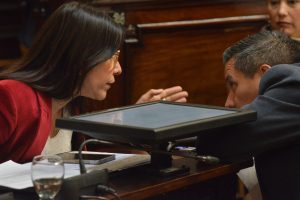 En Asamblea Legislativa, presidida por el vicegobernador de la Provincia, Mario Abed, se procedió a tratar la prórroga del Período Ordinario de Sesiones hasta el próximo 30 de octubre, tal como lo establece el artículo 84 de la Constitución Provincia. El mismo, fue avalado tanto por la Cámara de Senadores, como por la de Diputados, por lo que durante este período podrán ser tratados los proyectos de Ley y asuntos que tengan estado parlamentario, y los que ingresen hasta las 24 horas del día 30 de octubre de 2023 en ambas Mesas de Entradas de las respectivas Cámaras. Además, podrá ser analizado todo lo que el Poder Ejecutivo incluya hasta esa fecha. Asimismo, se autorizó a ambas Cámaras legislativas a realizar sus sesiones de tablas y las reuniones de Comisiones durante dicho periodo, los mismos días y en el mismo horario que tienen fijados para el Periodo Ordinario. Cabe recordar que el Art. 84 de la Constitución de Mendoza establece que “las Cámaras funcionarán en sesiones ordinarias todos los años desde el 1 de mayo al 30 de setiembre y podrán prorrogar sus sesiones por propia iniciativa hasta 30 días. En la prórroga sólo podrán ocuparse del asunto o asuntos que le hayan dado origen y de las que el Poder Ejecutivo incluyese durante ella”. En tanto, en su Art. 85, dispone que “Abren y cierran sus sesiones ordinarias y extraordinarias, por sí mismas, reunidas en Asamblea y presididas por el presidente del Senado, debiendo dar conocimiento anticipadamente al Poder Ejecutivo”.