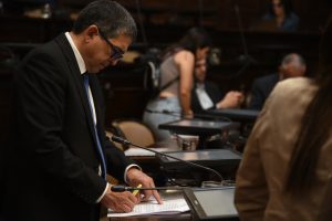 Esta celebración, organizada por la Agrupación de Entidades Españolas de Mendoza desde 1976, se consolida como un evento cultural, turístico y social que reúne a miles de personas cada octubre, promoviendo la integración de la colectividad española con la sociedad mendocina y la preservación de sus tradiciones. Durante la sesión de este martes, el Senado de Mendoza aprobó por unanimidad un proyecto impulsado por el senador Walther Marcolini, que declara como Fiesta Provincial a la “Fiesta de la Hispanidad en Mendoza”, en reconocimiento a su relevancia cultural, social y turística, así como a su aporte al patrimonio identitario de la provincia. Tras su aprobación, la iniciativa fue remitida a la Cámara de Diputados para su tratamiento en revisión. La propuesta responde a una solicitud de la Agrupación de Entidades Españolas de Mendoza, integrada por inmigrantes y descendientes de españoles que desde hace casi cinco décadas sostienen de manera ininterrumpida esta tradicional celebración. Al fundamentar el expediente Nº 82.248, Marcolini destacó que se trata de “un proyecto de ley que tiene por finalidad declarar Fiesta Provincial a la Fiesta de la Hispanidad en Mendoza, por su carácter cultural, social, turístico y por su aporte al patrimonio cultural inmaterial de la provincia”. Explicó que la iniciativa “va en consonancia con el proyecto de ley que acabamos de tratar con anterioridad, ya que está originada en la contribución al patrimonio identitario y surge de una solicitud histórica de la Agrupación de Entidades Españolas de Mendoza, que agrupa a trece centros representativos de las distintas regiones españolas”. El legislador recordó que esta celebración “nace en 1976 en la Plaza España, conocida como las Verbenas Españolas, con el objetivo de integrar a la colectividad con el público mendocino, manifestando las tradiciones culturales, artísticas, religiosas, turísticas y gastronómicas del pueblo español, una de las principales corrientes migratorias de nuestra provincia”. Asimismo, destacó que la Fiesta “abarca todo el mes de octubre, con sede principal en Guaymallén, e incluye una amplia variedad de actividades culturales, entre ellas la Velada de Gala de la Hispanidad en el Teatro Independencia, misas en honor a las Vírgenes de España en la Catedral Nuestra Señora de Loreto, espectáculos populares gratuitos, bailes típicos como sevillanas y flamenco, además de una gran oferta gastronómica”. Marcolini añadió que el evento “culmina con la elección de la Reina de la Hispanidad” y subrayó que esta declaración “responde a una solicitud que las colectividades españolas vienen impulsando desde hace muchos años, en la búsqueda de preservar el patrimonio cultural inmaterial y transmitir estas tradiciones de generación en generación”. Por último, el senador señaló que esta iniciativa “se enmarca en la línea de reconocimiento a las manifestaciones culturales que aportan al desarrollo poblacional, sociocultural y económico de Mendoza, al igual que la Festempiaza, declarada en 2021 como bien del patrimonio cultural inmaterial de la provincia”. La Fiesta de la Hispanidad reúne a los trece centros españoles de la provincia y ofrece una programación que se extiende durante todo octubre, con actividades culturales, artísticas, religiosas y turísticas. Entre ellas se destacan el pasacalle de apertura en la Ciudad de Mendoza, la Velada de Gala de la Hispanidad en el Teatro Independencia, las misas en honor a las Vírgenes de España en la Catedral Nuestra Señora de Loreto, conferencias, muestras y proyecciones. El eje central de la celebración lo constituyen las Verbenas Españolas, tres jornadas de espectáculos populares y gratuitos que difunden la riqueza de las tradiciones hispanas a través de la música, la danza, el teatro, el arte y la gastronomía. La elección de la Reina de la Hispanidad cierra cada edición, consolidando un espacio de encuentro intercultural que atrae a miles de asistentes. La Fiesta ha recibido múltiples reconocimientos institucionales: la Honorable Cámara de Senadores la declaró de interés legislativo en 2004, mientras que la Cámara de Diputados y la Municipalidad de Mendoza otorgaron su reconocimiento de interés cultural y turístico. Con la declaración como Fiesta Provincial, se busca preservar, jerarquizar y fortalecer esta celebración, asegurando su continuidad y promoción en todo el territorio mendocino. La sede principal será en Guaymallén, aunque podrá realizarse en otras subsedes provinciales. La Subsecretaría de Cultura, con la colaboración del EMETUR, será la encargada de su difusión y promoción turística, mientras que la organización deberá comunicar anualmente la fecha de realización, garantizando la planificación y el éxito de cada edición. Esta decisión del Senado refuerza el valor cultural, social y turístico de la Fiesta de la Hispanidad, consolidándola como un emblema de la identidad y la tradición de Mendoza.