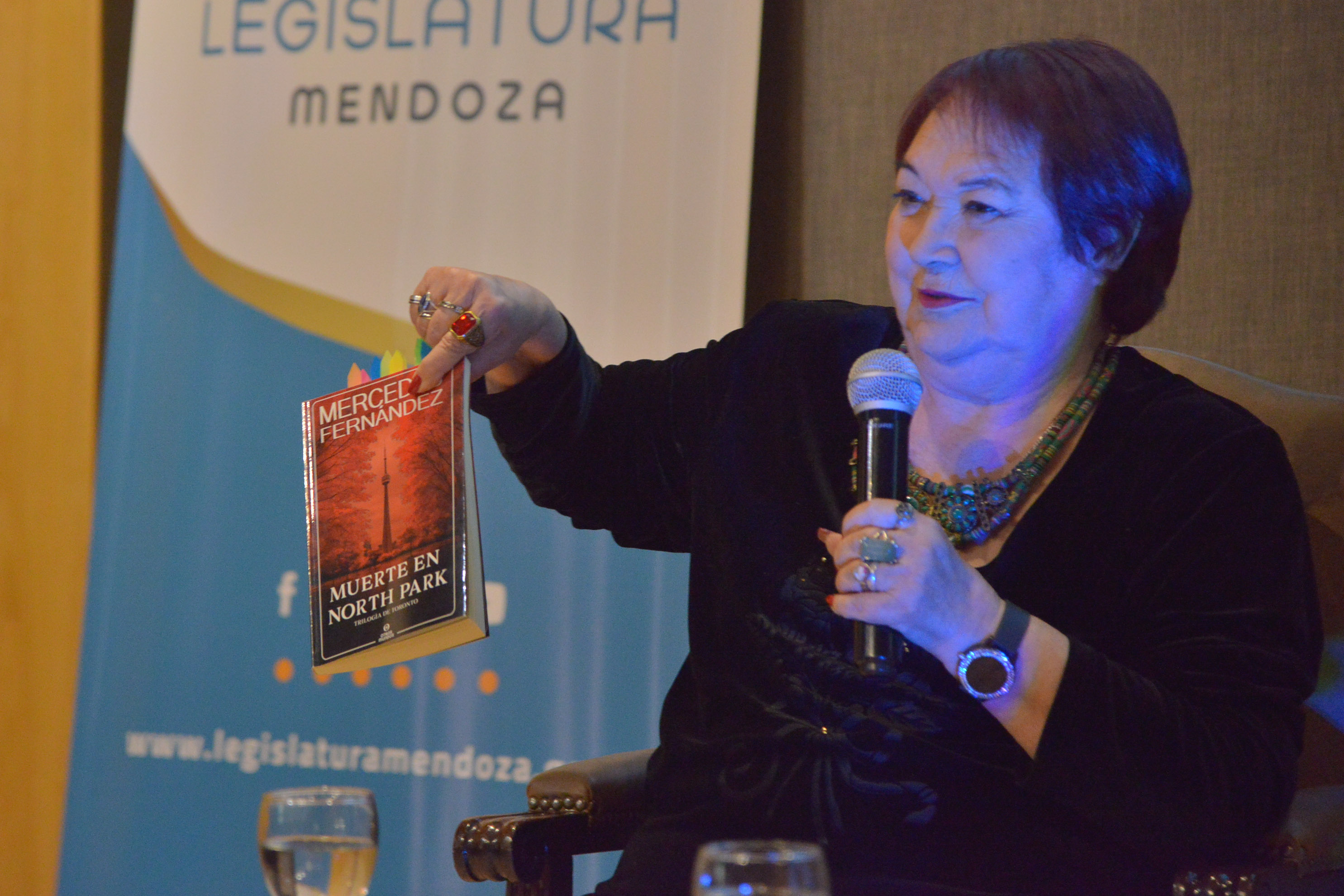 Mercedes Fernández presentó el relanzamiento de su “Trilogía de Toronto” en la Legislatura de Mendoza