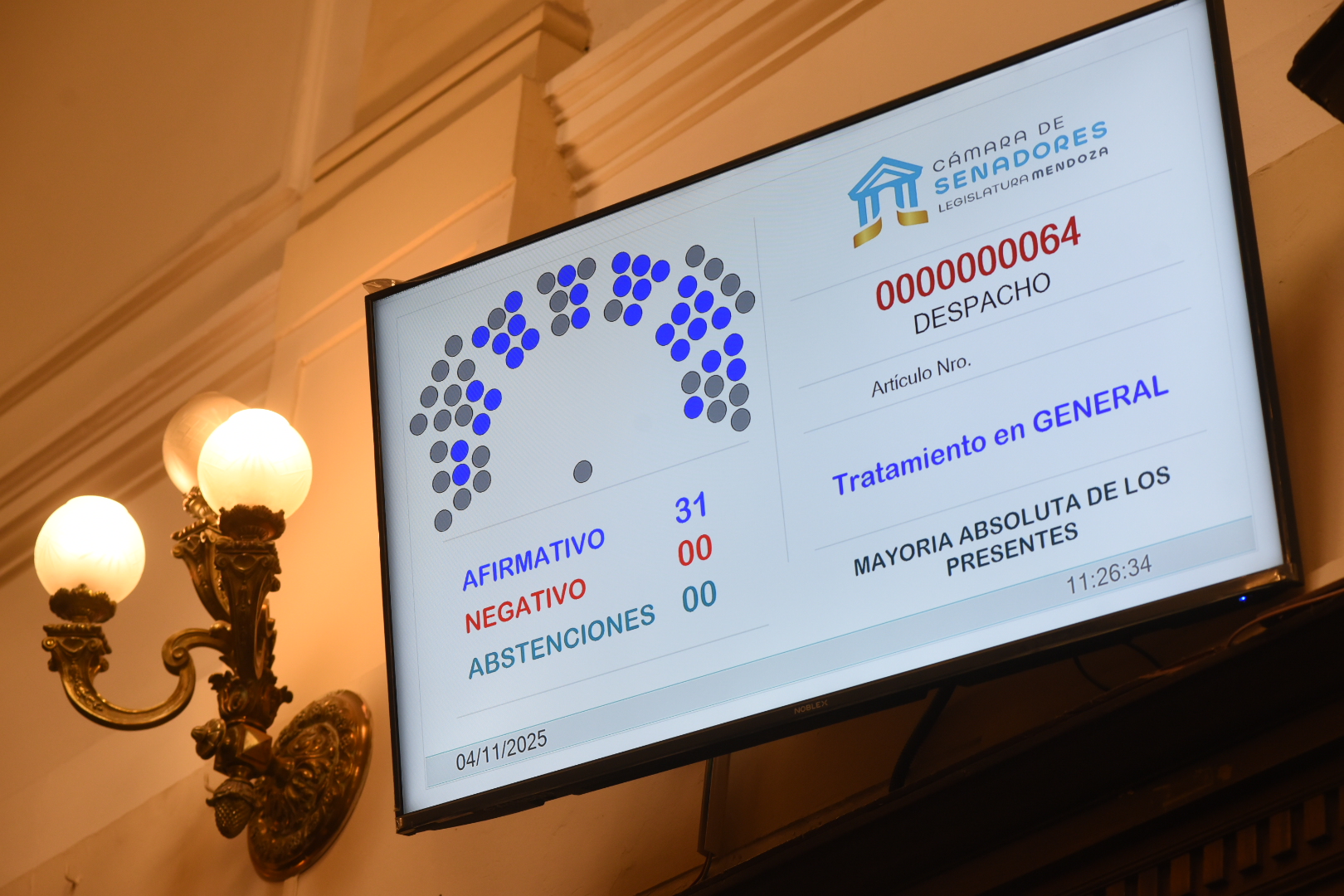 Las reformas, impulsadas por los diputados Gustavo Cairo y Mauro Giambastiani, unifican dos iniciativas que apuntan a simplificar trámites, evitar sanciones innecesarias y adecuar la legislación provincial a los lineamientos de la normativa nacional. Ahora deberán ser ratificadas por el Poder Ejecutivo. La Cámara de Senadores de Mendoza dio sanción definitiva al proyecto que modifica la Ley Nº 9024 de Tránsito, una iniciativa que busca modernizar el sistema provincial, reducir la carga burocrática y adecuar la normativa a los estándares nacionales de seguridad vial. La propuesta, impulsada por los diputados Gustavo Cairo y Mauro Giambastiani, había obtenido media sanción en la Cámara de Diputados y ahora deberá ser remitida al Poder Ejecutivo para su posterior promulgación. Durante la sesión, el presidente de la Comisión de Legislación y Asuntos Constitucionales, el senador Walther Marcolini, explicó que la reforma “actualiza tres artículos clave de la Ley 9024 y tiene como eje la simplificación de trámites y la incorporación de herramientas digitales”. En su intervención, destacó que “la intención del Poder Legislativo es facilitar la vida de los conductores, garantizando al mismo tiempo la transparencia y eficiencia en los controles viales”. Uno de los cambios más relevantes se introduce en el artículo 40, que regula los requisitos documentales durante los controles viales. Desde ahora, los conductores podrán acreditar la licencia de conducir, la cédula de identificación del vehículo y el comprobante de seguro obligatorio en formato físico o digital, mediante las aplicaciones oficiales de la Agencia Nacional de Seguridad Vial o de las aseguradoras. De este modo, ya no será obligatorio portar la versión impresa de dichos documentos, siempre que puedan ser exhibidos en soporte electrónico válido. Esta medida apunta a agilizar los procedimientos de fiscalización y a adaptarse a los sistemas digitales implementados en todo el país. Asimismo, el artículo 43 fue modificado para simplificar la acreditación de la cobertura del seguro automotor obligatorio. A partir de esta reforma, los conductores podrán presentar la póliza, la credencial o el comprobante de pago en cualquier formato, eliminando la exigencia de documentación adicional o numeraciones específicas que dificultaban el cumplimiento del requisito. “Esta nueva redacción evita demoras y sanciones injustificadas, al tiempo que garantiza que la autoridad de control pueda verificar de forma rápida y confiable la vigencia del seguro”, explicó Marcolini. Cambios en el trámite por cambio de domicilio Otra modificación significativa recae sobre el artículo 21, vinculado a la actualización del domicilio de los titulares de licencias de conducir. Hasta el momento, quienes cambiaban de residencia dentro de la provincia tenían un plazo de 90 días para gestionar la modificación, y en caso de no hacerlo, debían rendir nuevamente el examen de manejo. Con la nueva normativa, ya no será necesario renovar la licencia por cambio de domicilio dentro del territorio provincial. El documento mantendrá su validez hasta la fecha establecida para su renovación, independientemente del municipio en el que resida el titular. Esta modificación responde a la necesidad de evitar trámites repetitivos y aliviar la carga de trabajo de los municipios, que son los encargados de emitir y controlar las licencias a través de convenios con la Agencia Nacional de Seguridad Vial. Además, busca otorgar mayor coherencia al sistema de licencias unificado a nivel nacional. El senador Valentín González, del bloque Unión Mendocina, manifestó su acompañamiento a la iniciativa y destacó que “estas reformas mejoran la experiencia de los usuarios del sistema vial, eliminando trabas que no aportaban a la seguridad, sino que generaban demoras innecesarias”. Por su parte, el senador Pedro Serra, del Partido Justicialista, señaló que su bancada también apoyó el proyecto por considerar que “aporta claridad normativa y promueve el uso de tecnologías que facilitan la fiscalización sin perjuicio de los conductores responsables”. Ambos legisladores coincidieron en la importancia de avanzar hacia una legislación provincial más moderna, ágil y coherente con las disposiciones nacionales. Modernización del sistema vial mendocino Con esta sanción definitiva, Mendoza da un paso más hacia la digitalización de los trámites y documentos viales, favoreciendo un sistema más eficiente y alineado con las nuevas herramientas tecnológicas. La reforma apunta a fortalecer la seguridad jurídica, reducir la discrecionalidad en los controles y unificar criterios con la Ley Nacional de Tránsito Nº 24.449, garantizando que las exigencias sean las mismas en todo el país. Además, las modificaciones promueven una mayor comodidad para los ciudadanos, que podrán circular con sus documentos digitales actualizados y evitar trámites presenciales innecesarios. De esta manera, la provincia actualiza su legislación vial, respondiendo a las demandas de modernización administrativa y consolidando un marco normativo que busca una convivencia más ordenada, práctica y segura en las rutas mendocinas.