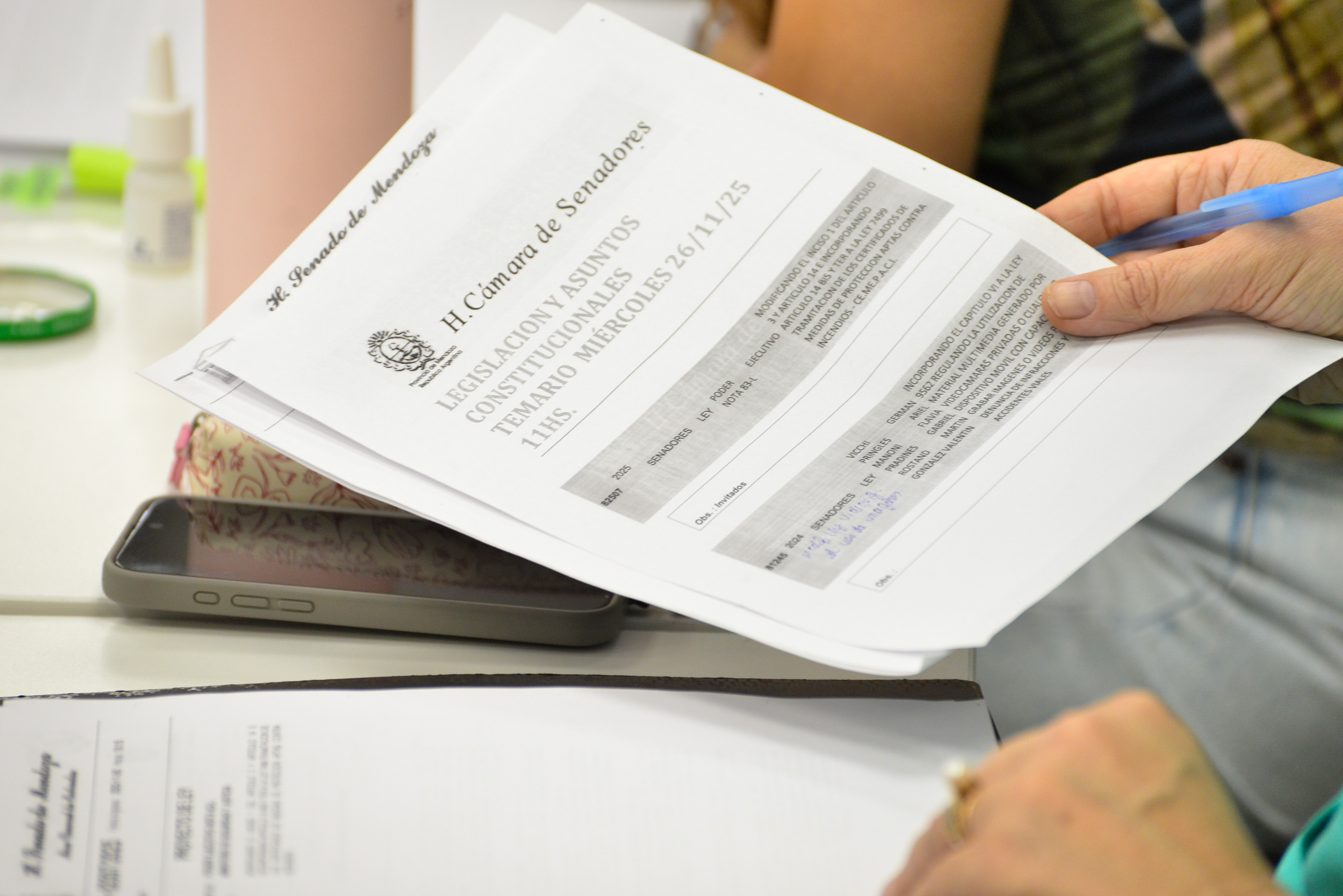 Dicha medida busca regularizar la situación dominial y permitir la instalación de servicios básicos para las familias que habitan la zona desde hace casi dos décadas. Será tratado pronto en el recinto de sesiones. La comisión de Legislación y Asuntos Constitucionales del Senado provincial otorgó despacho favorable a una iniciativa que busca declarar de utilidad pública y sujetas a expropiación las parcelas destinadas a calles dentro del Loteo Bonanno, en el distrito de Chapanay, departamento de General San Martín. La propuesta fue presentada por la Municipalidad de San Martín a través del expediente 8554/2024 y tomada en la Cámara por el presidente provisional del Senado, Martín Kerchner Tomba. El proyecto surge a partir del pedido elevado por los vecinos del loteo, quienes hace casi dos décadas comenzaron a habitar el lugar y construyeron sus viviendas en una zona que aún carece de infraestructura urbana básica. Las familias reclaman la instalación de servicios esenciales y han solicitado al municipio la intervención necesaria para garantizar condiciones adecuadas, proteger sus derechos y avanzar hacia una integración territorial que promueva la igualdad social y el desarrollo sostenible. Actualmente, uno de los principales problemas es el alumbrado público, que se presta en forma precaria y ya cuenta con actuaciones formales ante la Dirección de Servicios Públicos. La Secretaría de Innovación Legal y Técnica propuso como solución integral la declaración de utilidad pública y expropiación de los terrenos donde deben ubicarse las calles públicas que estructuran el loteo. La medida contempla cinco trazas viales identificadas como Calle 1, 2, 3, 4 y 5, que forman parte de un inmueble de propiedad de Blas Bonanno. La iniciativa se apoya en la Ordenanza 3183/2024 aprobada por el Honorable Concejo Deliberante de San Martín, que habilitó al Ejecutivo municipal a elevar el expediente para regularizar la situación dominial del terreno y posibilitar la ejecución de las obras necesarias. Según el proyecto, la superficie a expropiar incluye áreas que van desde los 1.696 a los 2.525 metros cuadrados por calle, dentro de un inmueble mayor de más de seis hectáreas según mensura. La iniciativa establece que la Municipalidad de San Martín será el sujeto expropiante, en los términos del Decreto–Ley 1447/75, y deberá destinar los inmuebles exclusivamente al desarrollo de la vía pública, ya sea por administración propia o en asociación con terceros. Asimismo, los gastos derivados del proceso serán asumidos por el municipio. Con el despacho favorable de la comisión, la propuesta quedó en condiciones de ser tratada en el recinto, paso clave para avanzar en la regularización urbanística del Loteo Bonanno y permitir que sus vecinos accedan finalmente a los servicios básicos que reclaman desde hace años.