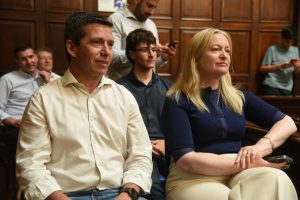 El nuevo régimen se adecua a la Ley Nacional de Inversiones Mineras, introduce un esquema progresivo de alícuotas y crea un fondo para desarrollo económico y socioambiental. El Senado provincial otorgó sanción definitiva al proyecto de Ley del Poder Ejecutivo que establece el régimen jurídico para la percepción de regalías mineras derivadas de la explotación de los recursos minerales en la provincia. Durante la votación, la propuesta fue aprobada por 30 votos a favor y 6 en contra. La iniciativa, que se adecúa a la Ley Nacional 24.196 de Inversiones Mineras y a la adhesión provincial vigente, define cómo se calculan y controlan las regalías mineras, garantiza trazabilidad y responsabilidad ambiental en toda la cadena productiva y establece que una parte de los fondos se destinará a los municipios que adhieran al régimen. El proyecto El objetivo de la propuesta es establecer el régimen jurídico aplicable a la percepción, determinación, liquidación, control, distribución y destino de las regalías mineras generadas por la explotación de recursos minerales en la provincia, conforme a los principios de la legislación vigente. La norma determina que la extracción de sustancias minerales de primera y segunda categoría —según los artículos 3 y 4 del Código de Minería de la Nación— queda sujeta al pago de regalías. El decreto reglamentario definirá el momento en que nace la obligación de pago, de acuerdo con la naturaleza de cada explotación. El régimen alcanza a todas las personas humanas o jurídicas, públicas o privadas, nacionales o extranjeras, que “en ejercicio principal o accesorio de su actividad, exploten, industrialicen y/o comercialicen minerales de primera y segunda categoría otorgados por el Estado provincial”. En los casos en que haya dos o más titulares, todos serán solidariamente responsables del pago total de la regalía. Quedan exceptuadas las empresas consideradas microempresas, según la definición de la Autoridad de Aplicación Nacional (Ley 25.300), y la extracción de sustancias minerales destinadas a investigación o con fines científicos o culturales. Monto y modalidad de las regalías Las regalías se determinarán aplicando los porcentajes establecidos sobre el valor “boca mina”, conforme a la Ley 24.196 y su reglamentación. La alícuota general será del 3% del valor del mineral. Para los proyectos que no hayan iniciado la construcción de la etapa de explotación antes de la entrada en vigencia de la Ley, se prevé una alícuota progresiva y móvil, que no podrá superar el 5%, según establezca la reglamentación. La norma también contempla reducciones, exenciones parciales y regímenes diferenciales para promover proyectos con agregado de valor local, tecnologías limpias, obras de infraestructura con impacto social, o cumplimiento de estándares ambientales y de inclusión social y de género. Distribución de los recursos El proyecto establece que: - 88% de la recaudación se destinará a Rentas Generales. De ese monto, el 15% será afectado al Fondo de Desarrollo Económico y Socioambiental, creado por esta Ley. Este Fondo financiará proyectos de desarrollo económico, social, productivo y territorial; obras e infraestructuras socioambientales vinculadas a la actividad minera; así como acciones de control, monitoreo, participación ciudadana y fortalecimiento institucional. Podrá administrarse mediante un fideicomiso u otra figura legal idónea. - El 12% restante se asignará a los municipios donde se realice la extracción, siempre que adhieran al régimen. Estos recursos deberán destinarse exclusivamente a obras públicas y a infraestructura económica, social, ambiental y productiva. Fundamentación La fundamentación del proyecto sostiene que la propuesta “establece un régimen claro, equitativo y transparente de determinación y percepción de regalías mineras”, asegurando la adecuada participación provincial y municipal en la renta de la actividad. También remarca que los recursos asignados permitirán fortalecer el control ambiental, promover el desarrollo local y mejorar la capacidad institucional. Además, se destaca que esta Ley provincial moderna “aporta certeza regulatoria, mejora la calidad institucional y favorece la atracción de inversiones responsables”, en consonancia con el régimen minero vigente. Finalmente, el texto subraya que el fortalecimiento de los estándares de trazabilidad y control es clave para sostener la licencia social y garantizar previsibilidad a lo largo del ciclo de vida de los proyectos.