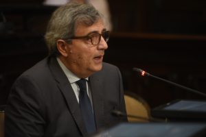 El Senado de Mendoza dio media sanción a un proyecto de ley que declara a la “Ruta del Vitimigrante” como Patrimonio Cultural Inmaterial de la provincia, con el objetivo de reconocer el valor histórico, social y productivo del corredor vitivinícola del Este mendocino. La iniciativa, impulsada por la senadora María Beatriz Galiñares junto a los legisladores Armando Magistretti y Mercedes Derrache, abarca a los departamentos de Rivadavia, San Martín, Junín, Santa Rosa y La Paz, y pone en valor un proceso histórico que transformó el desierto en un oasis productivo entre fines del siglo XIX y mediados del XX. En ese marco, remarcó que la propuesta tiene una característica particular, ya que surge desde la zona Este de la provincia, una región de gran trascendencia en la economía vitivinícola que en los últimos años ha sufrido el impacto de distintas crisis. En su exposición, indicó que en esa zona existía una fuerte presencia de pequeña y mediana producción, y que actualmente se observan fincas abandonadas.